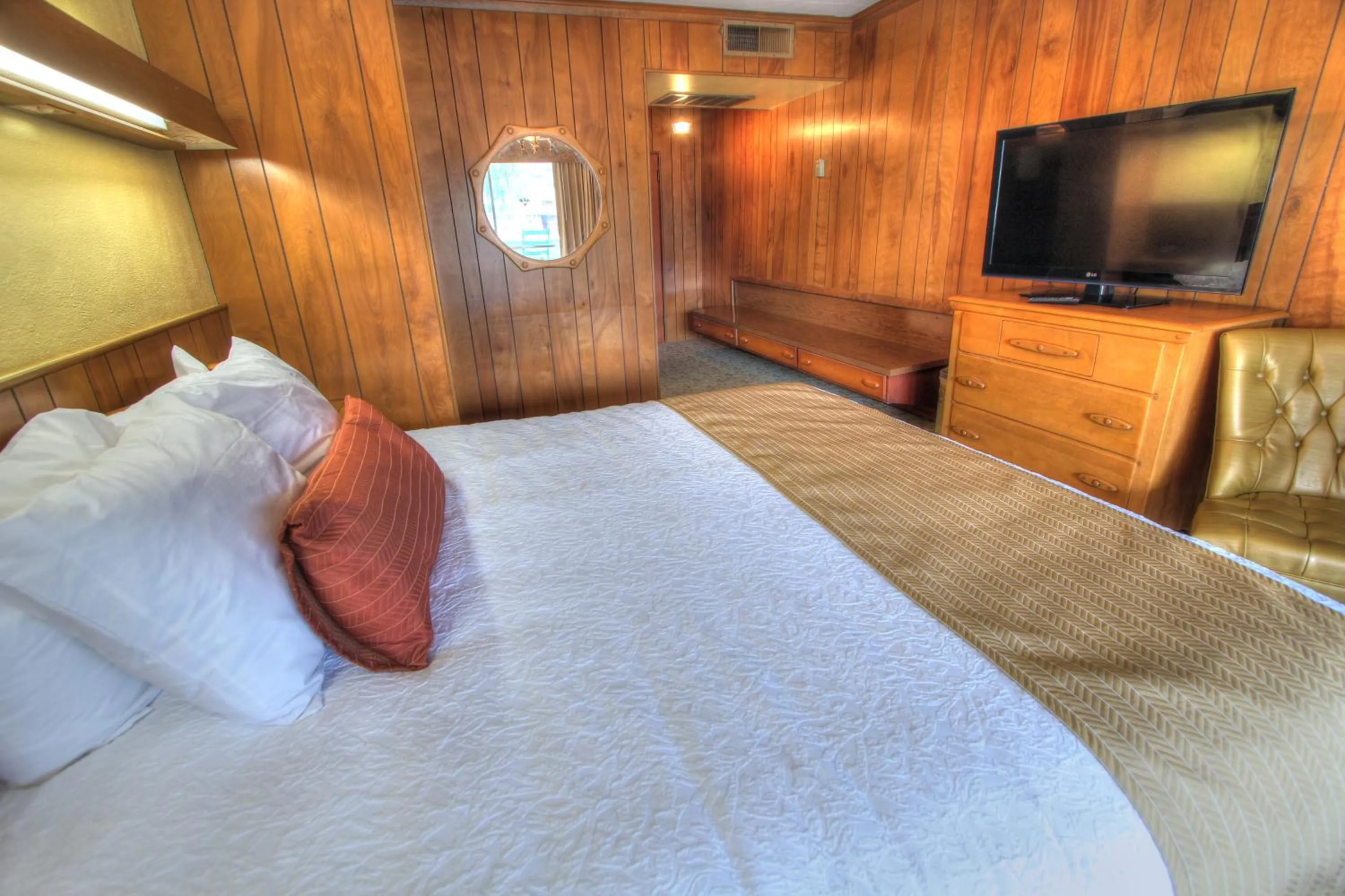 Bedroom, Bed in Gatlinburg Inn