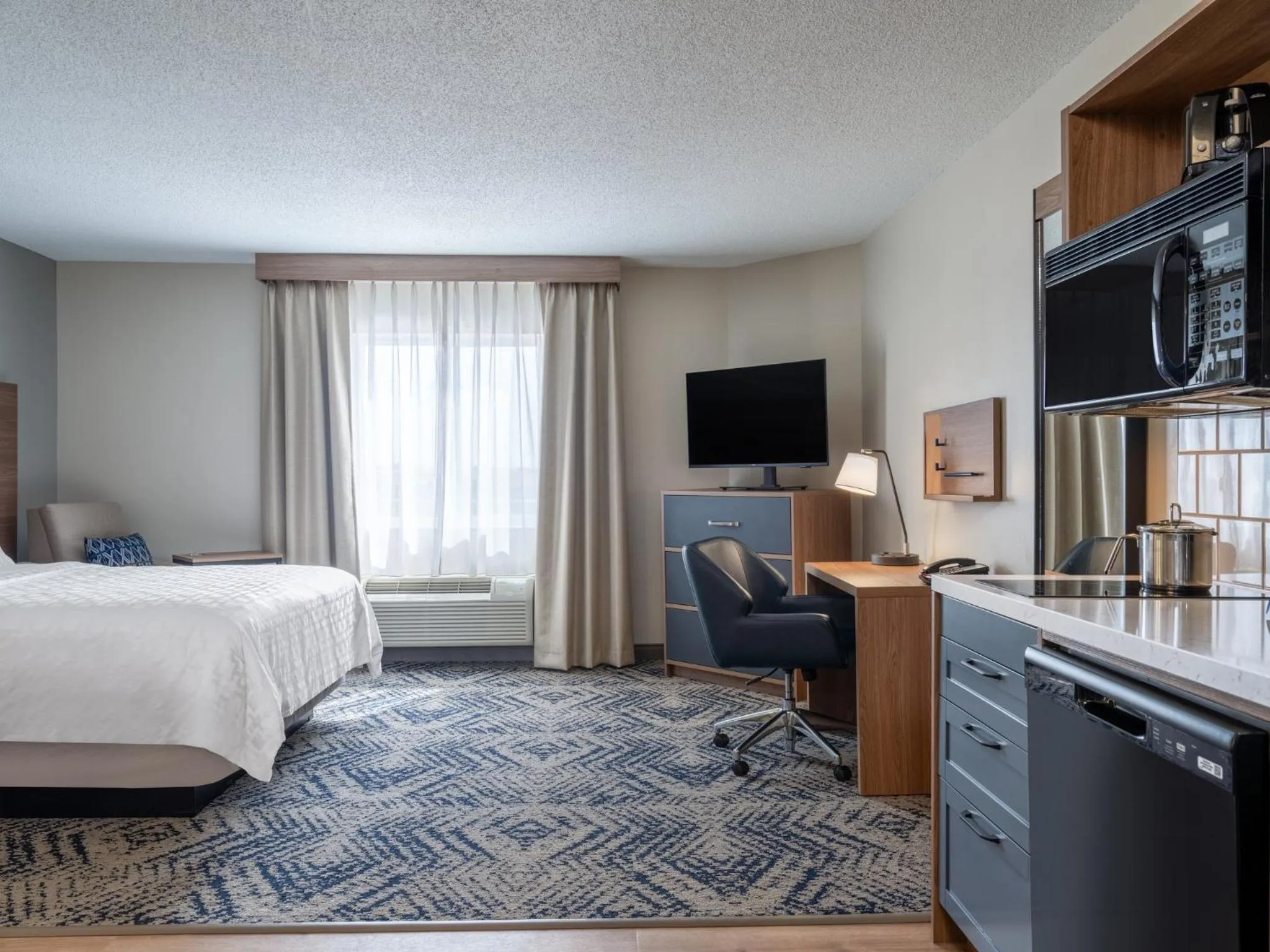 Photo of the whole room, Bed in Candlewood Suites Rockford by IHG