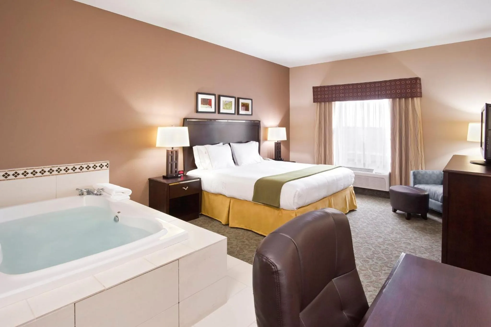 Photo of the whole room, Bed in Holiday Inn Express Hotel & Suites Van Wert by IHG
