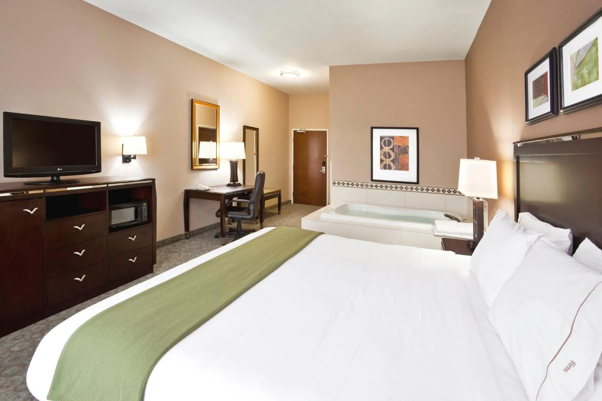 Photo of the whole room, Bed in Holiday Inn Express Hotel & Suites Van Wert by IHG