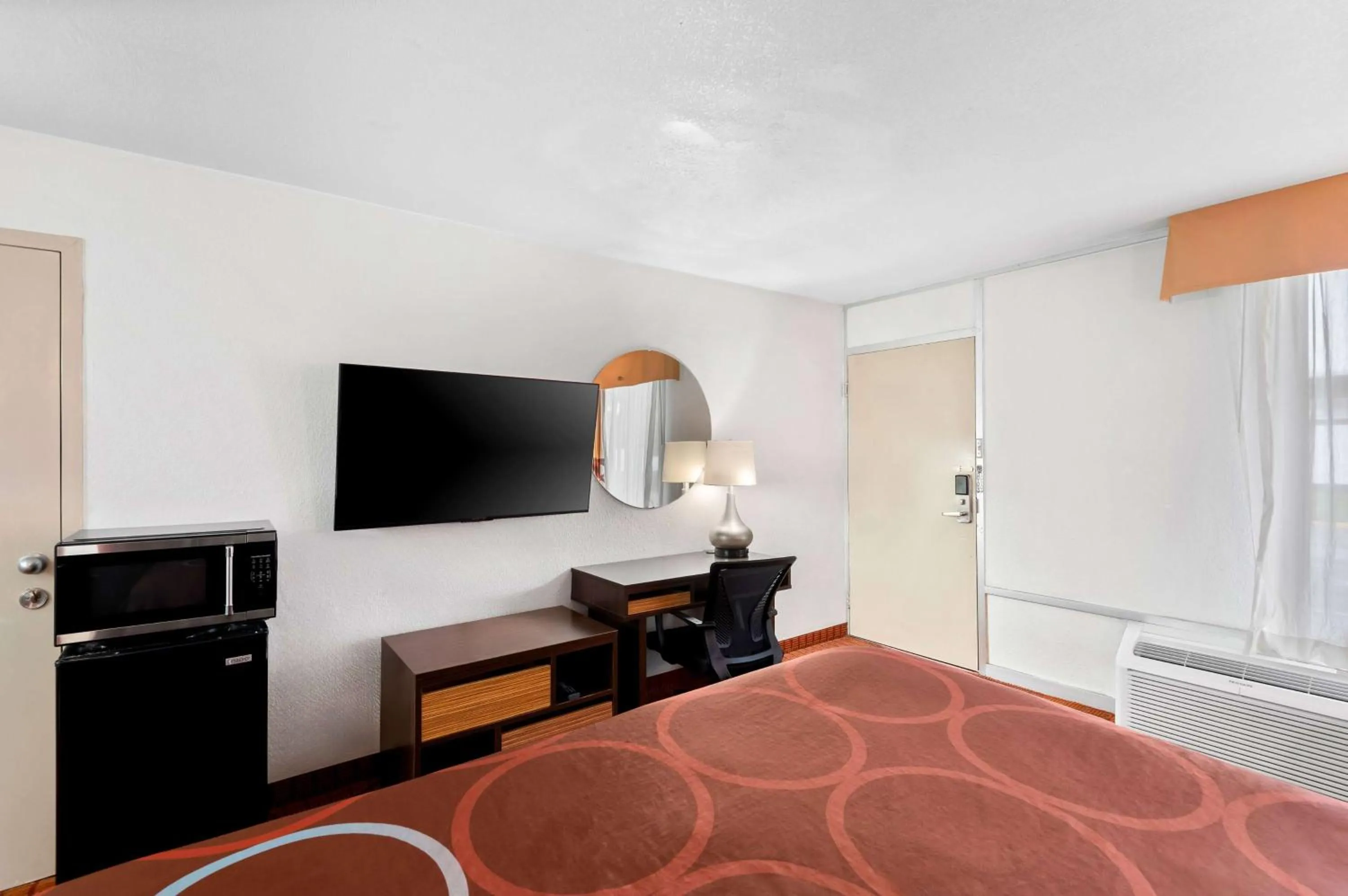 Photo of the whole room, Bed in Super 8 by Wyndham Baton Rouge/I-10