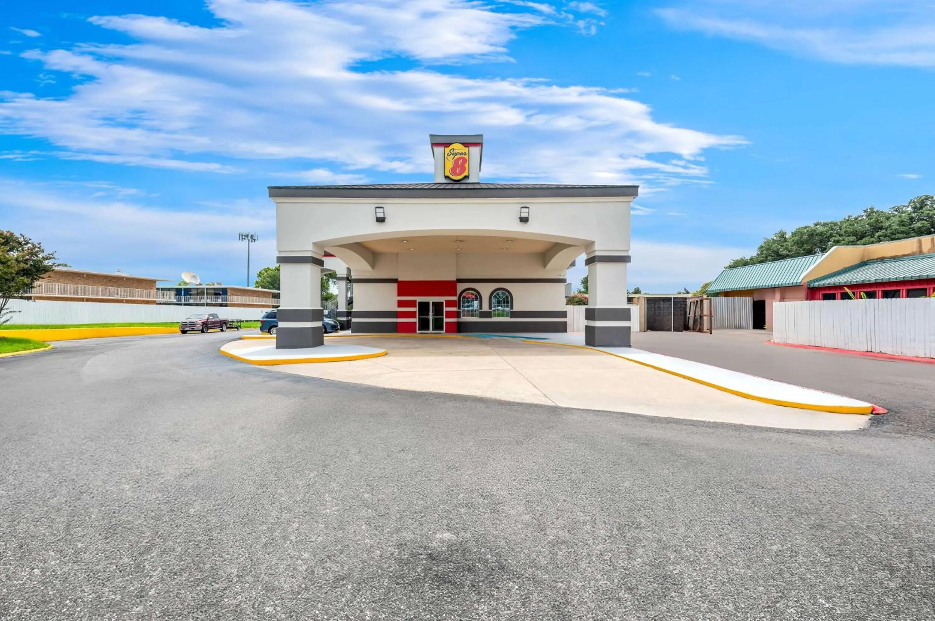 Property building in Super 8 by Wyndham Baton Rouge/I-10