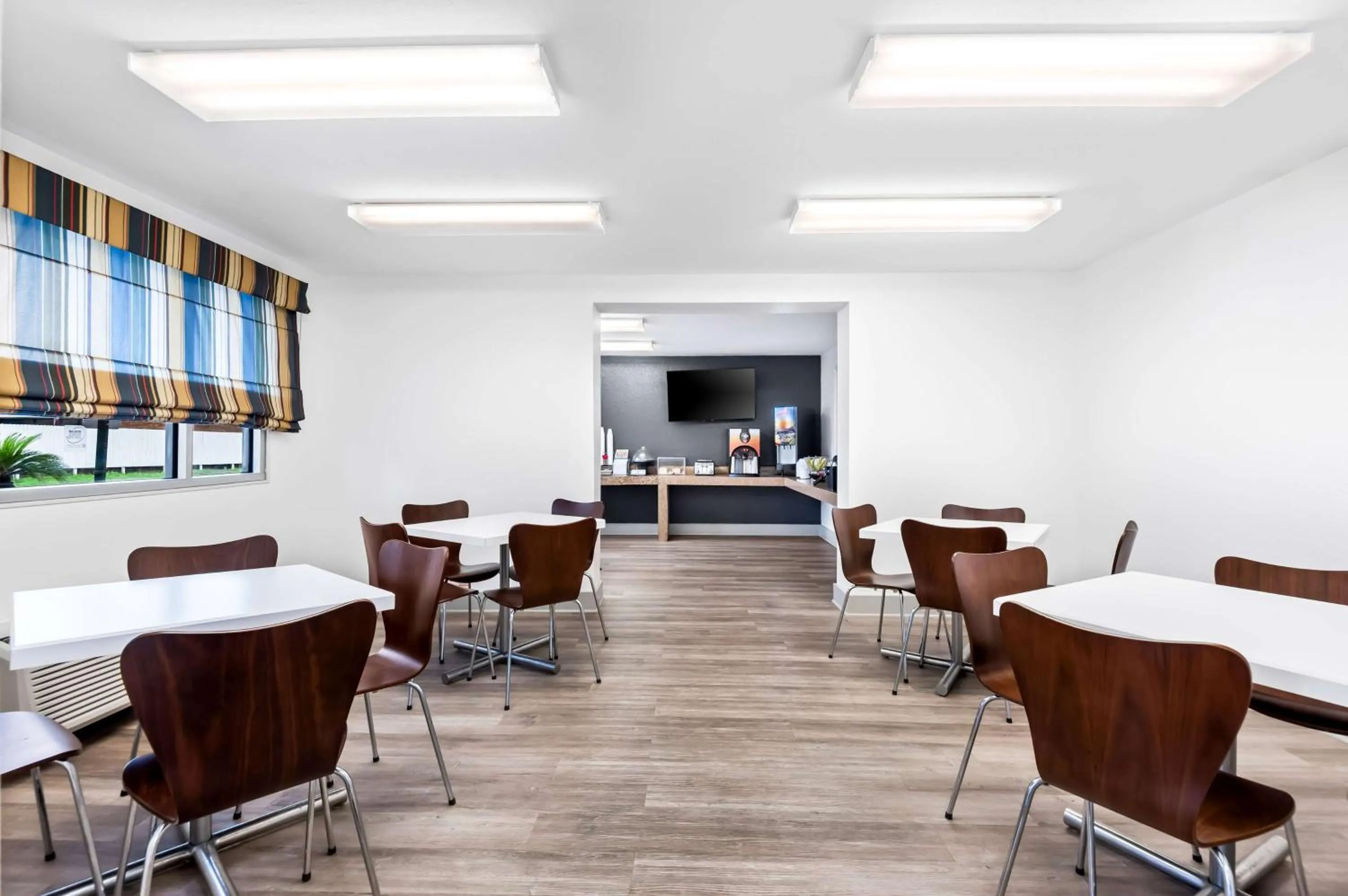 Restaurant/places to eat in Super 8 by Wyndham Baton Rouge/I-10