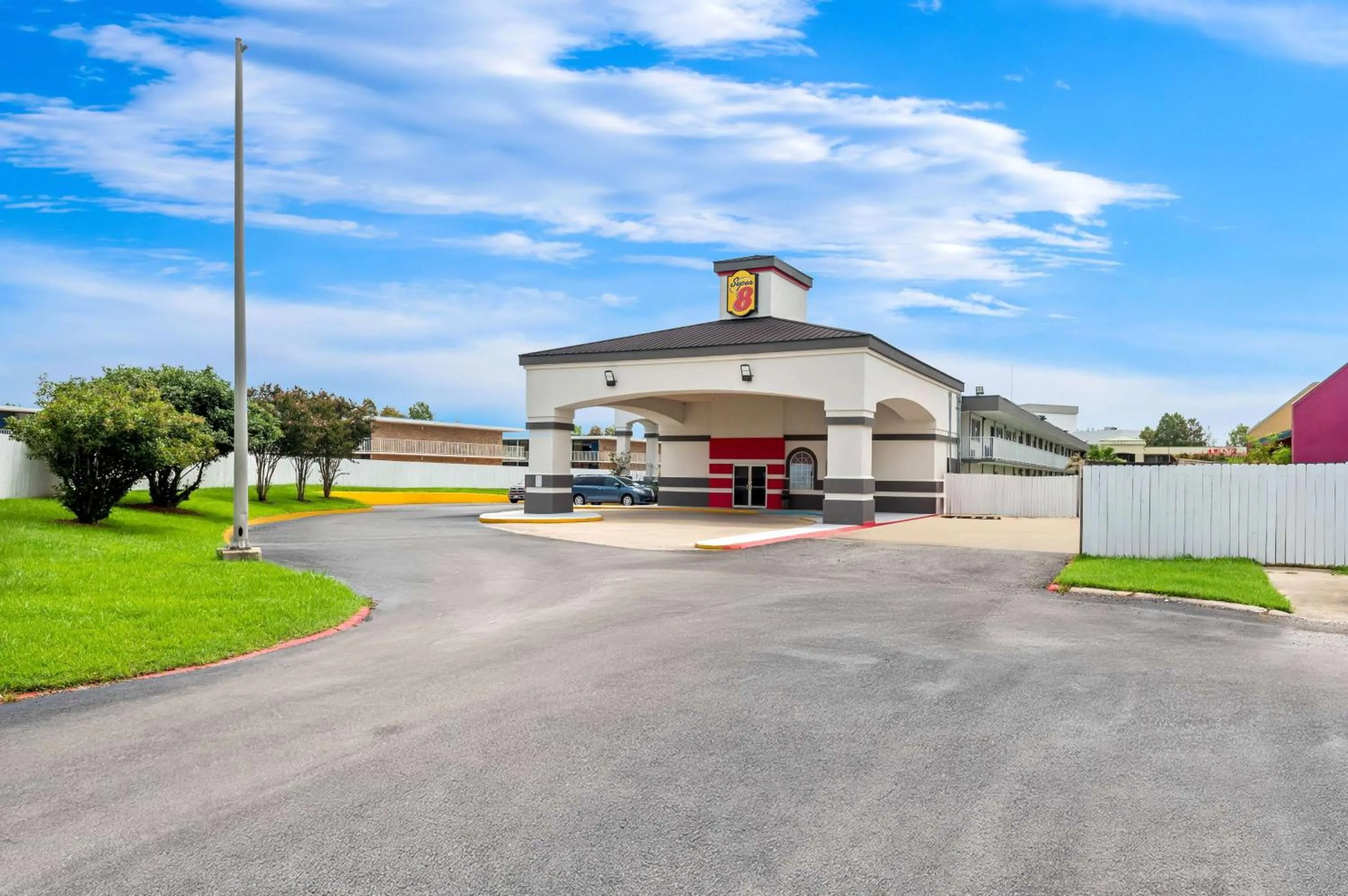 Property building in Super 8 by Wyndham Baton Rouge/I-10