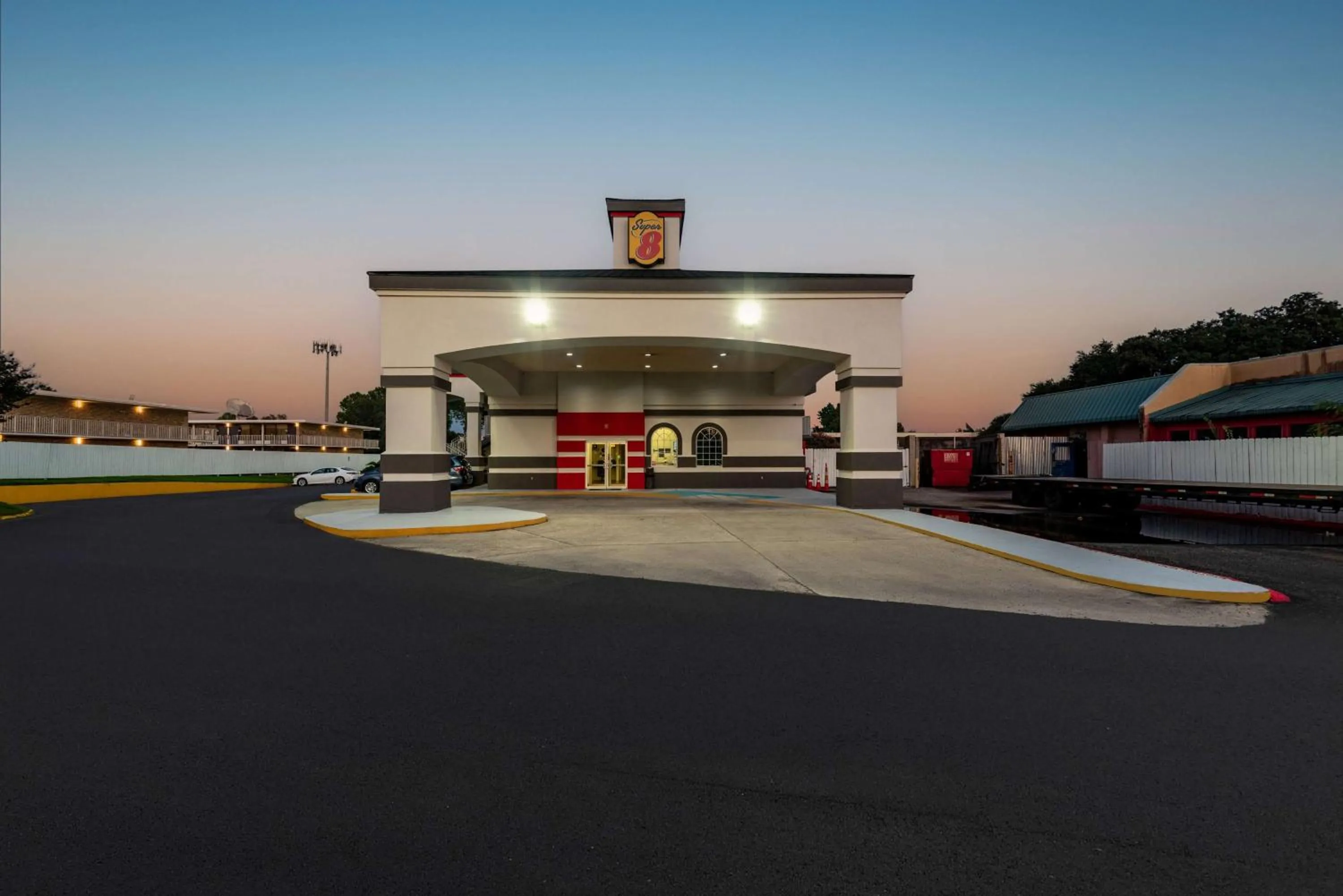 Property building in Super 8 by Wyndham Baton Rouge/I-10