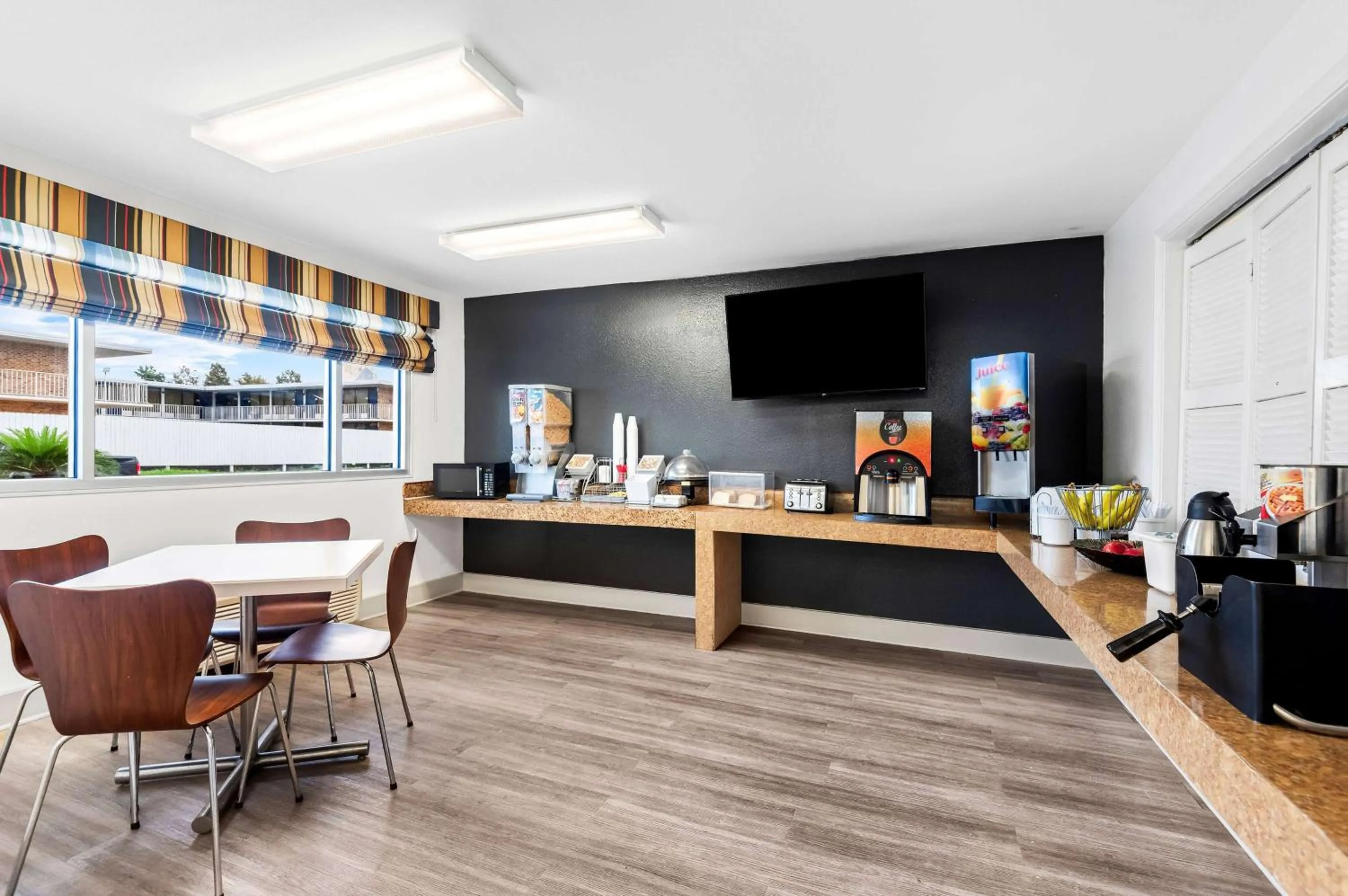 Restaurant/places to eat in Super 8 by Wyndham Baton Rouge/I-10