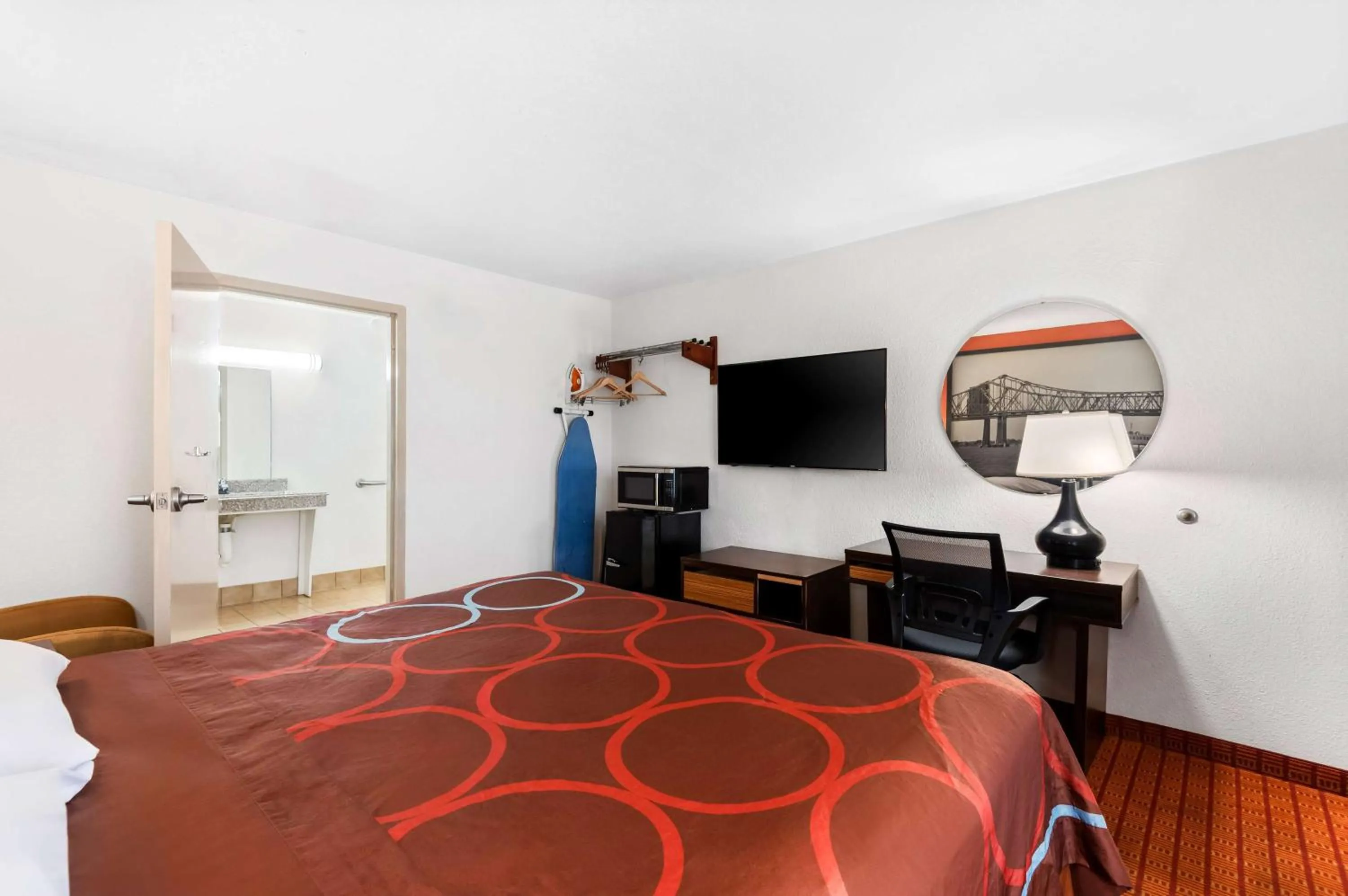 Photo of the whole room, Bed in Super 8 by Wyndham Baton Rouge/I-10