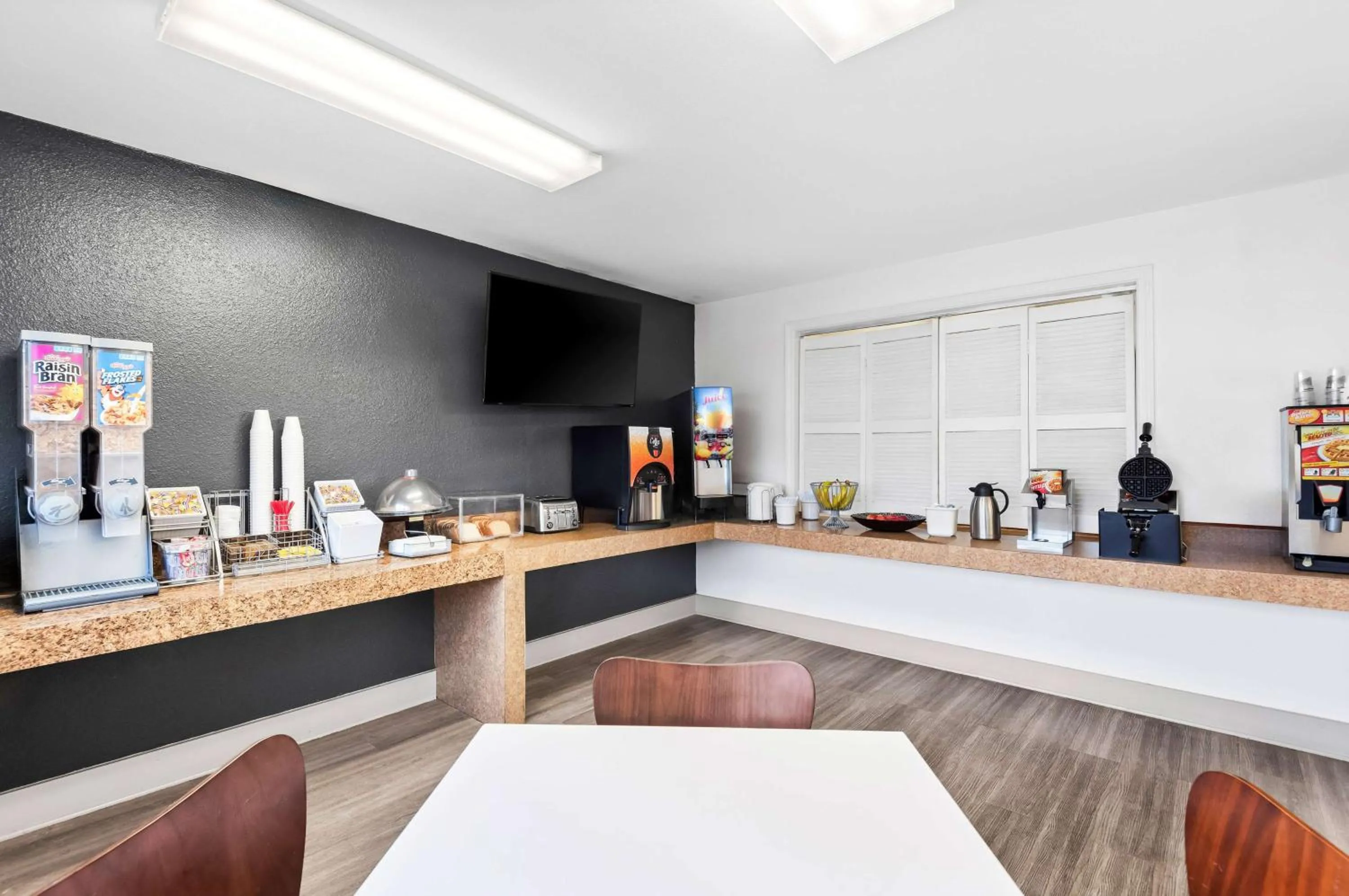 Restaurant/places to eat in Super 8 by Wyndham Baton Rouge/I-10