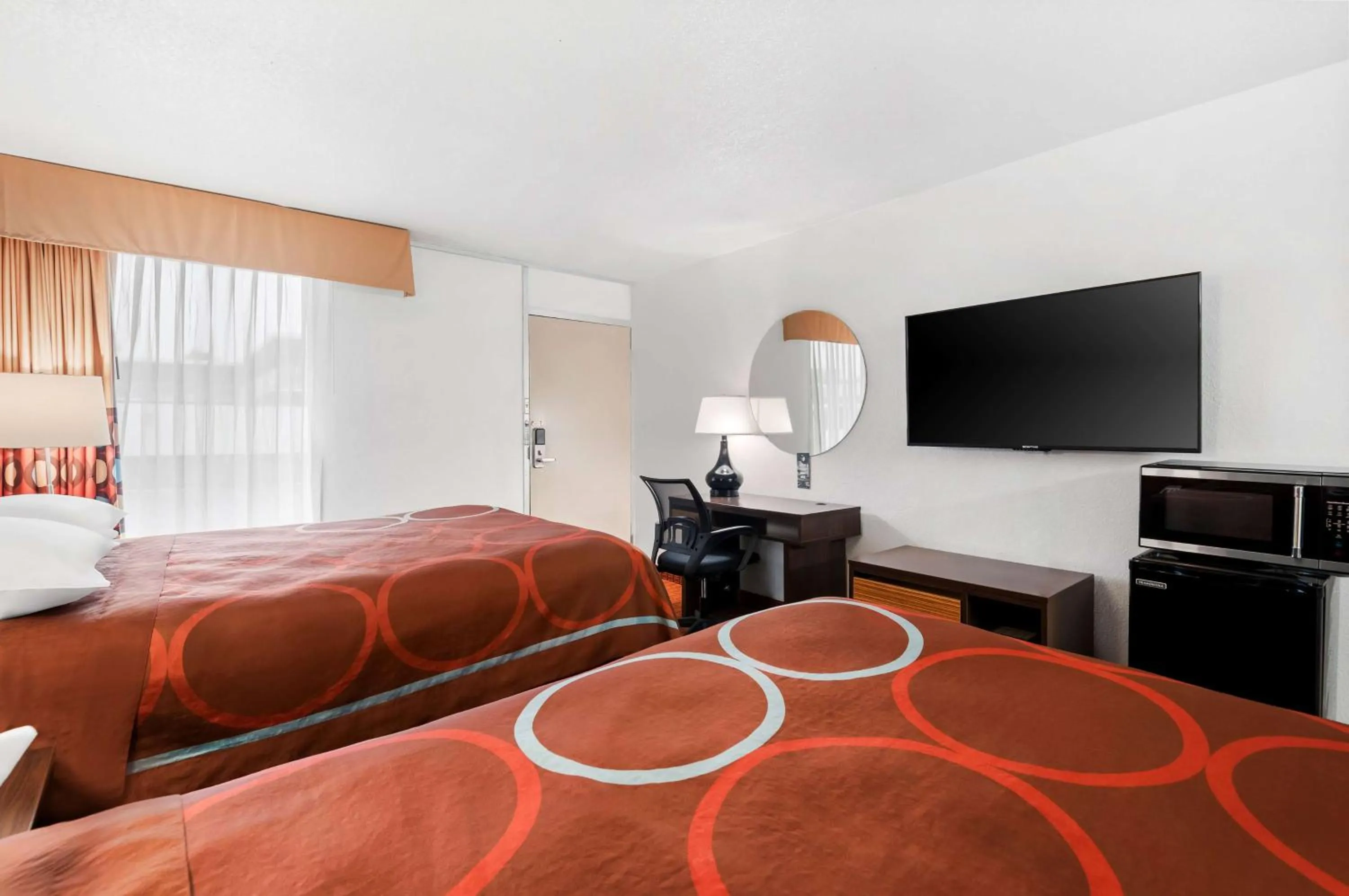 Photo of the whole room, Bed in Super 8 by Wyndham Baton Rouge/I-10