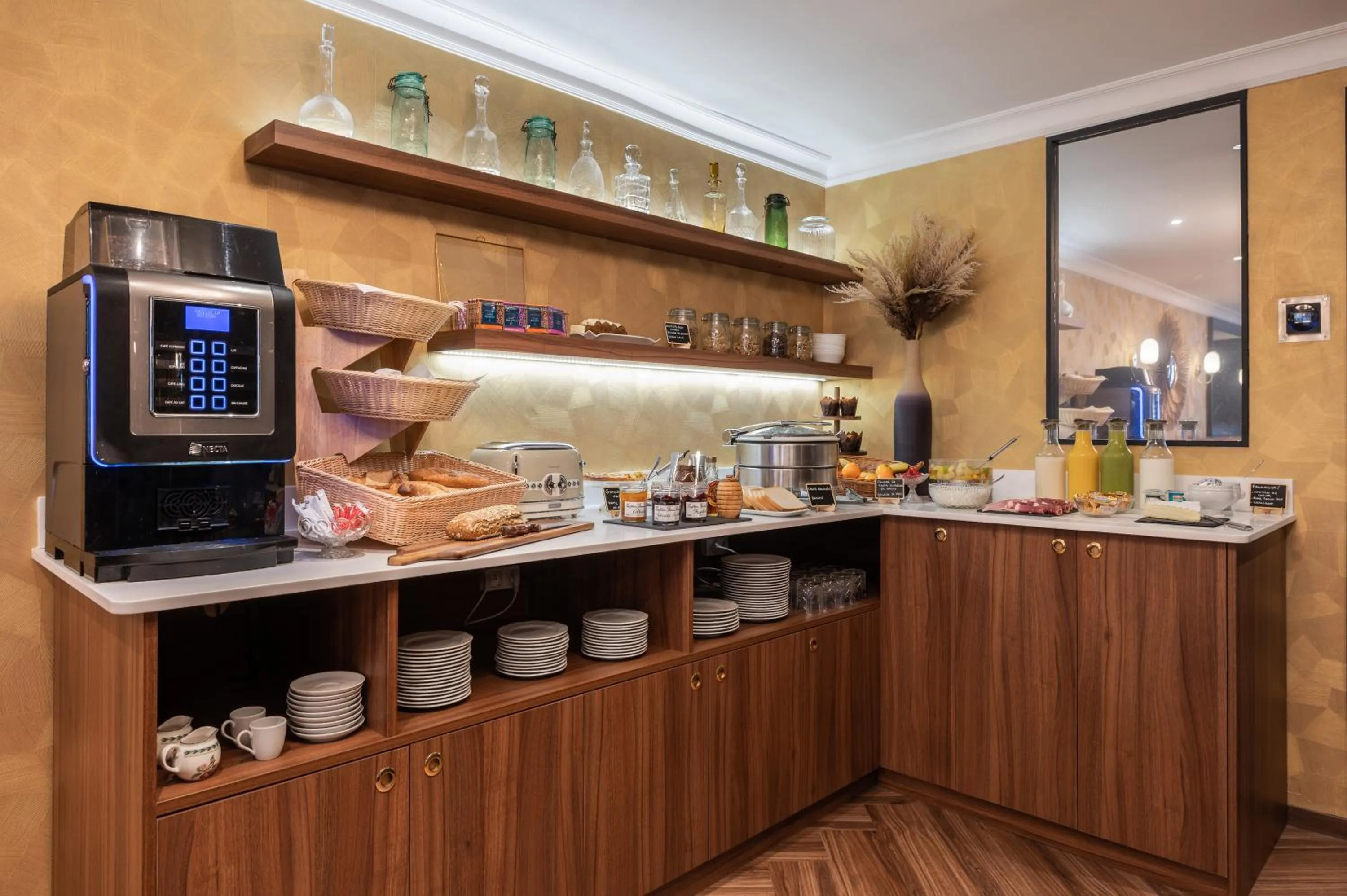 Breakfast in Royal Saint Germain