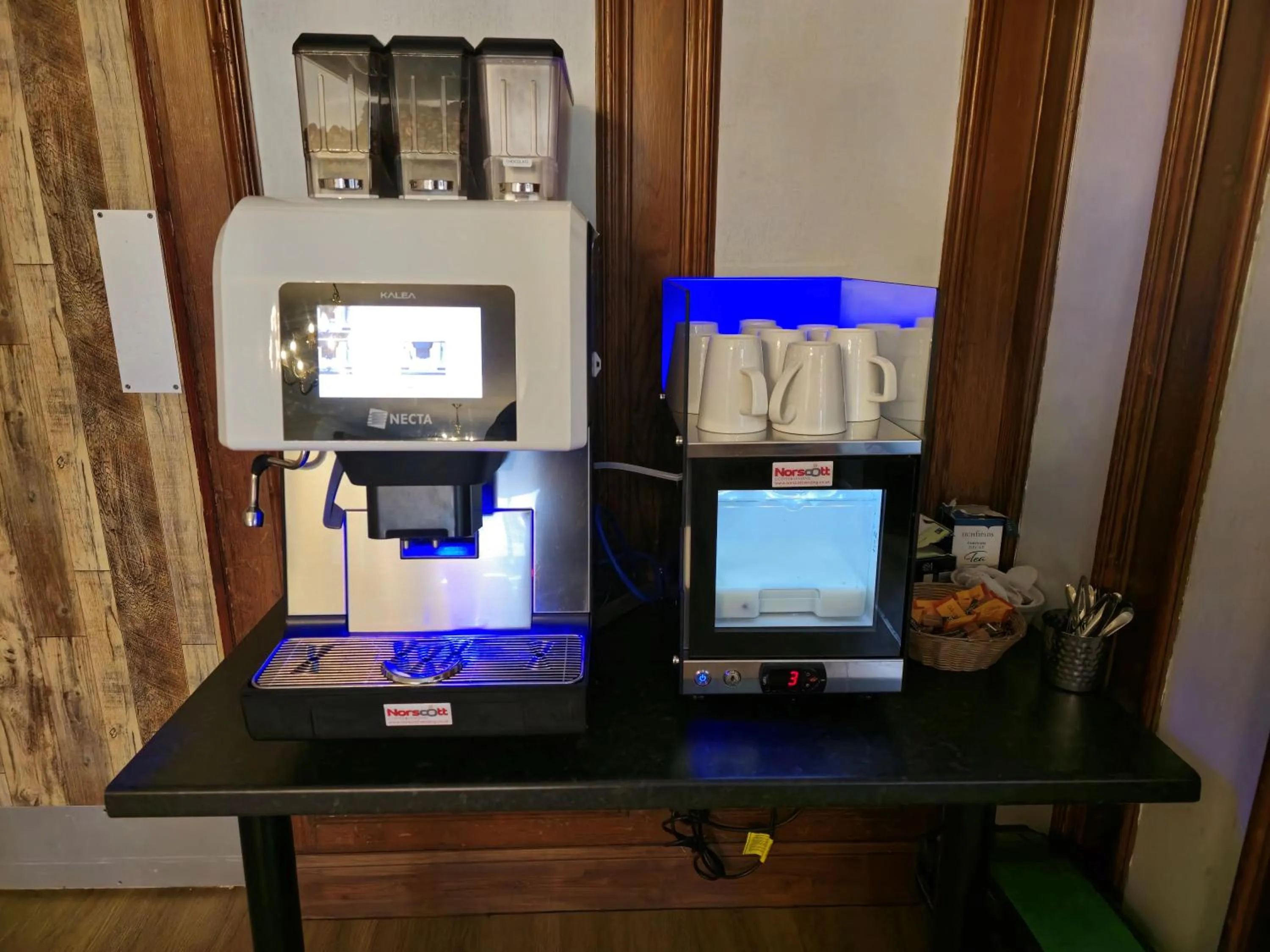 Restaurant/places to eat in The National Hotel