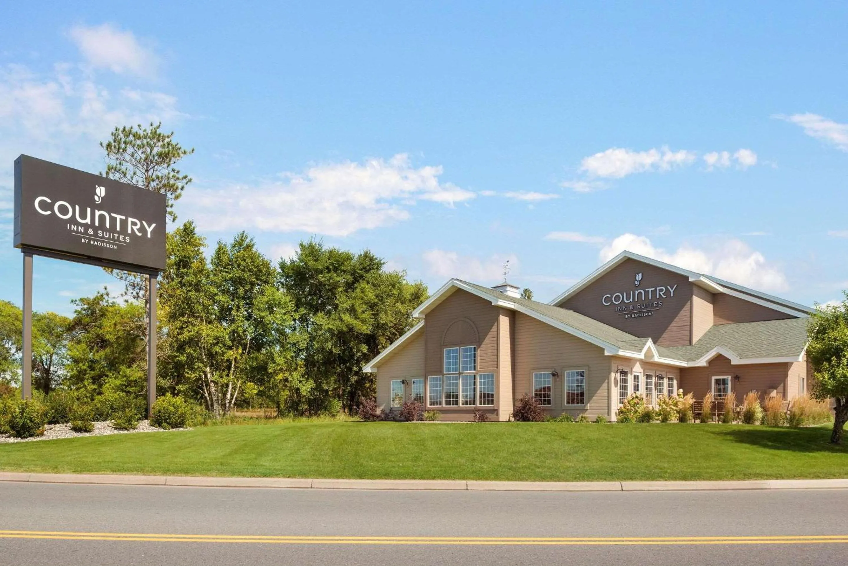Property building in Country Inn & Suites by Radisson, Baxter, MN