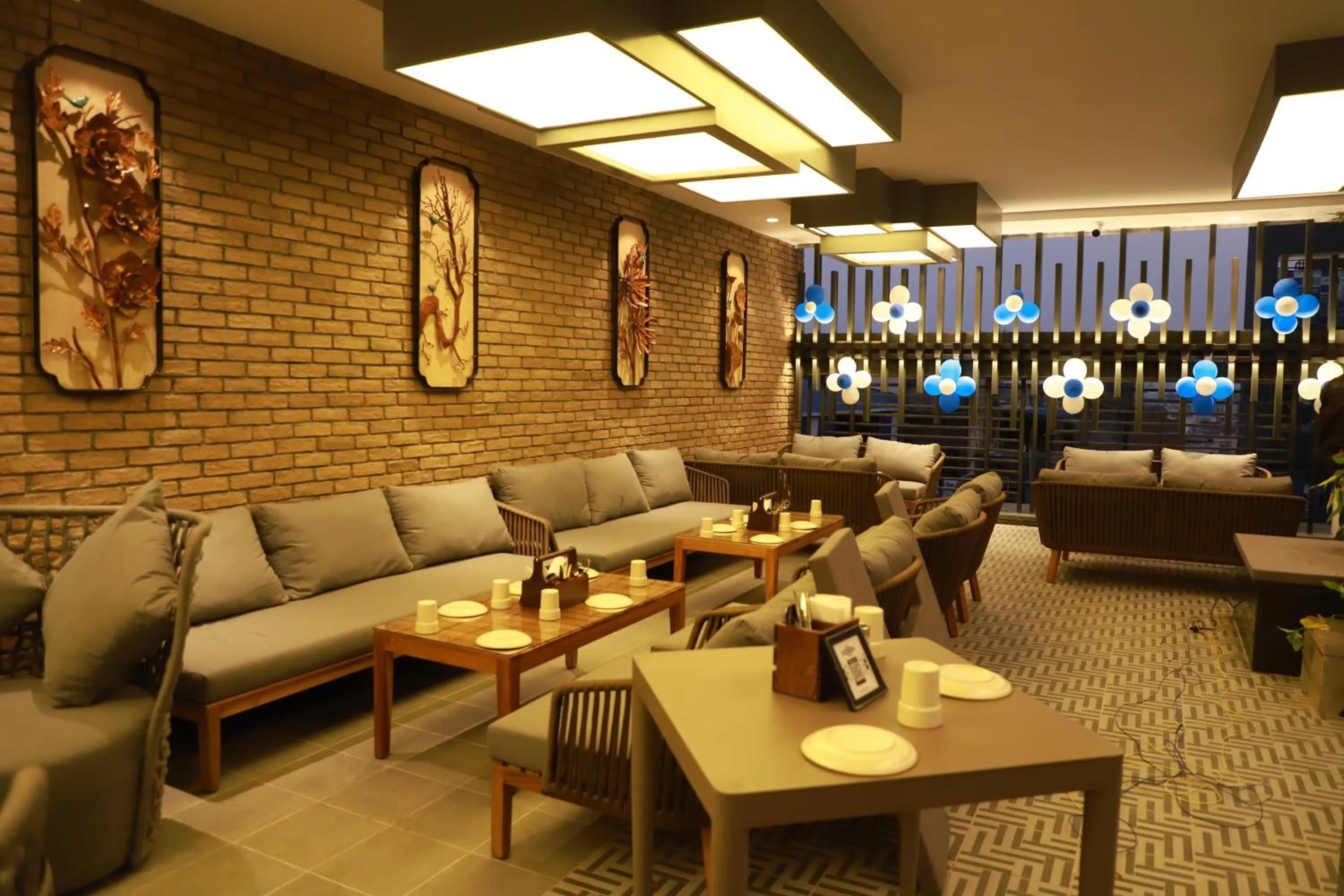 Restaurant/places to eat in Hotel Delice