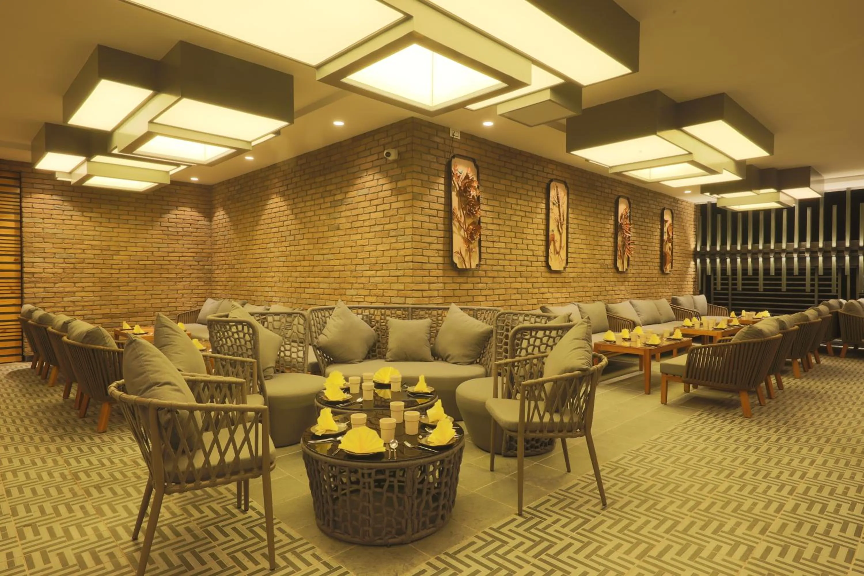 Restaurant/places to eat in Hotel Delice