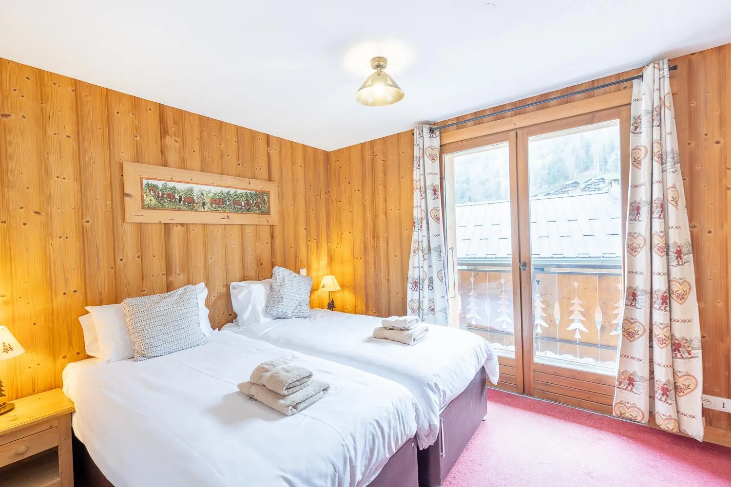 Photo of the whole room, Bed in Savoy Morzine
