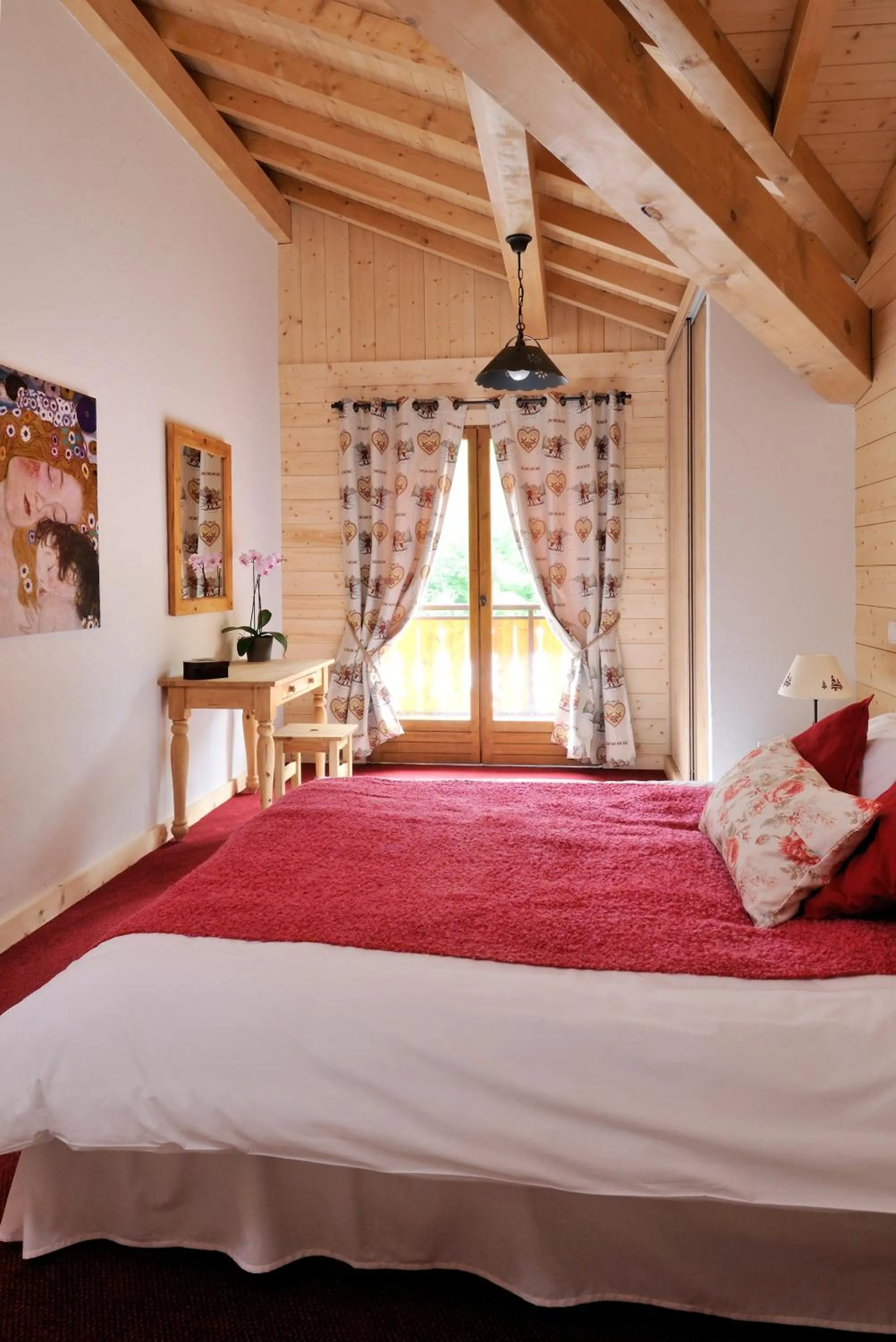 Photo of the whole room, Bed in Savoy Morzine