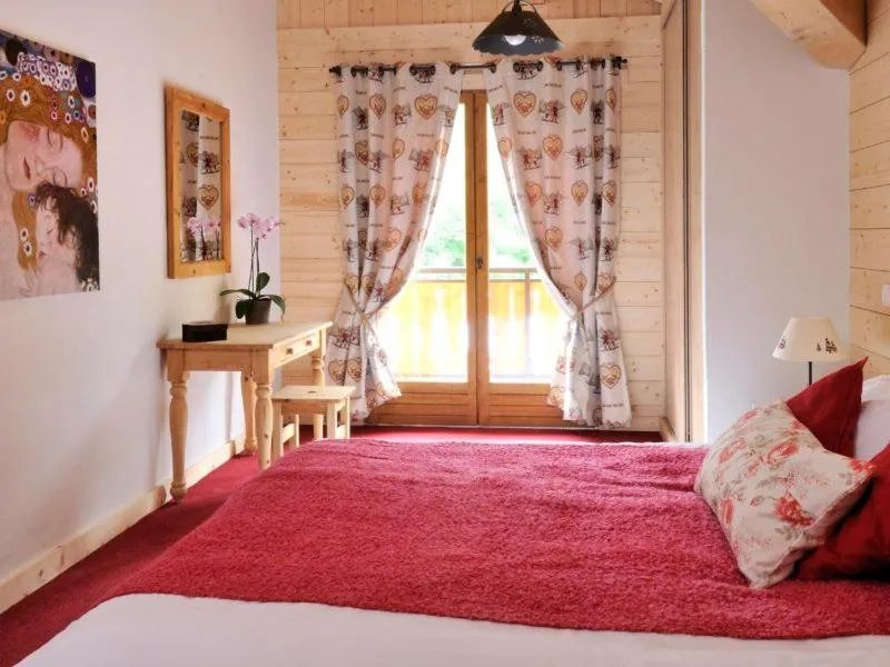 Photo of the whole room, Bed in Savoy Morzine