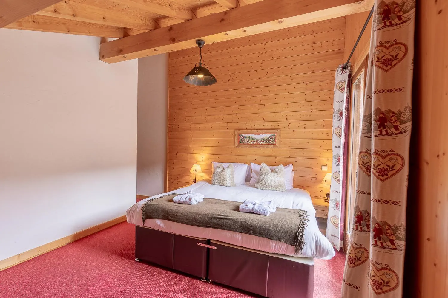 Photo of the whole room, Bed in Savoy Morzine
