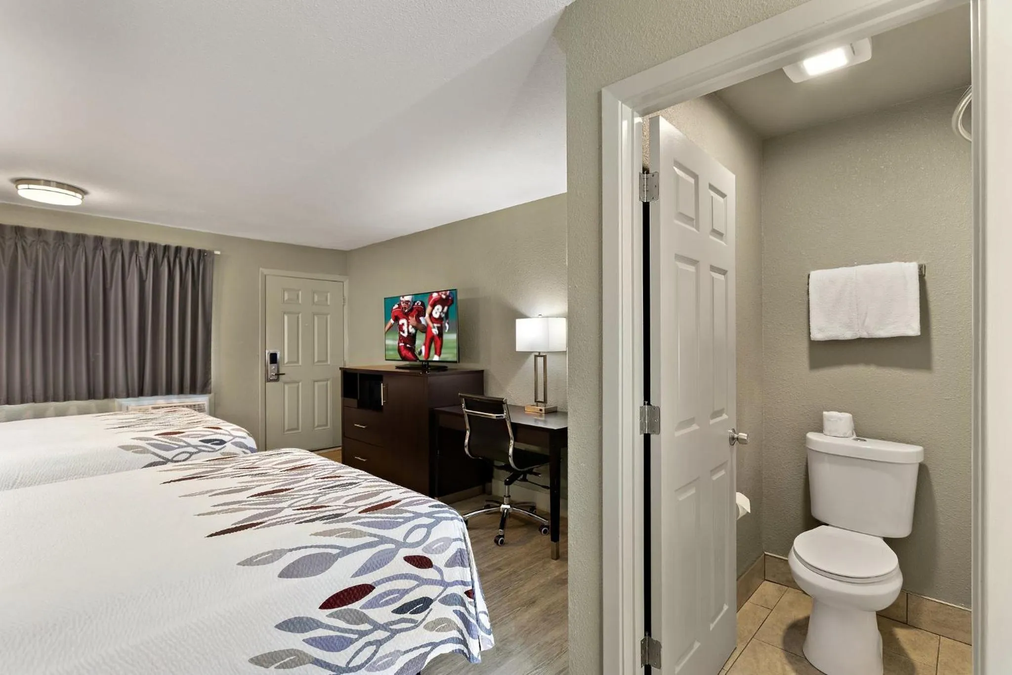 Photo of the whole room, Bed in Red Roof Inn Redding