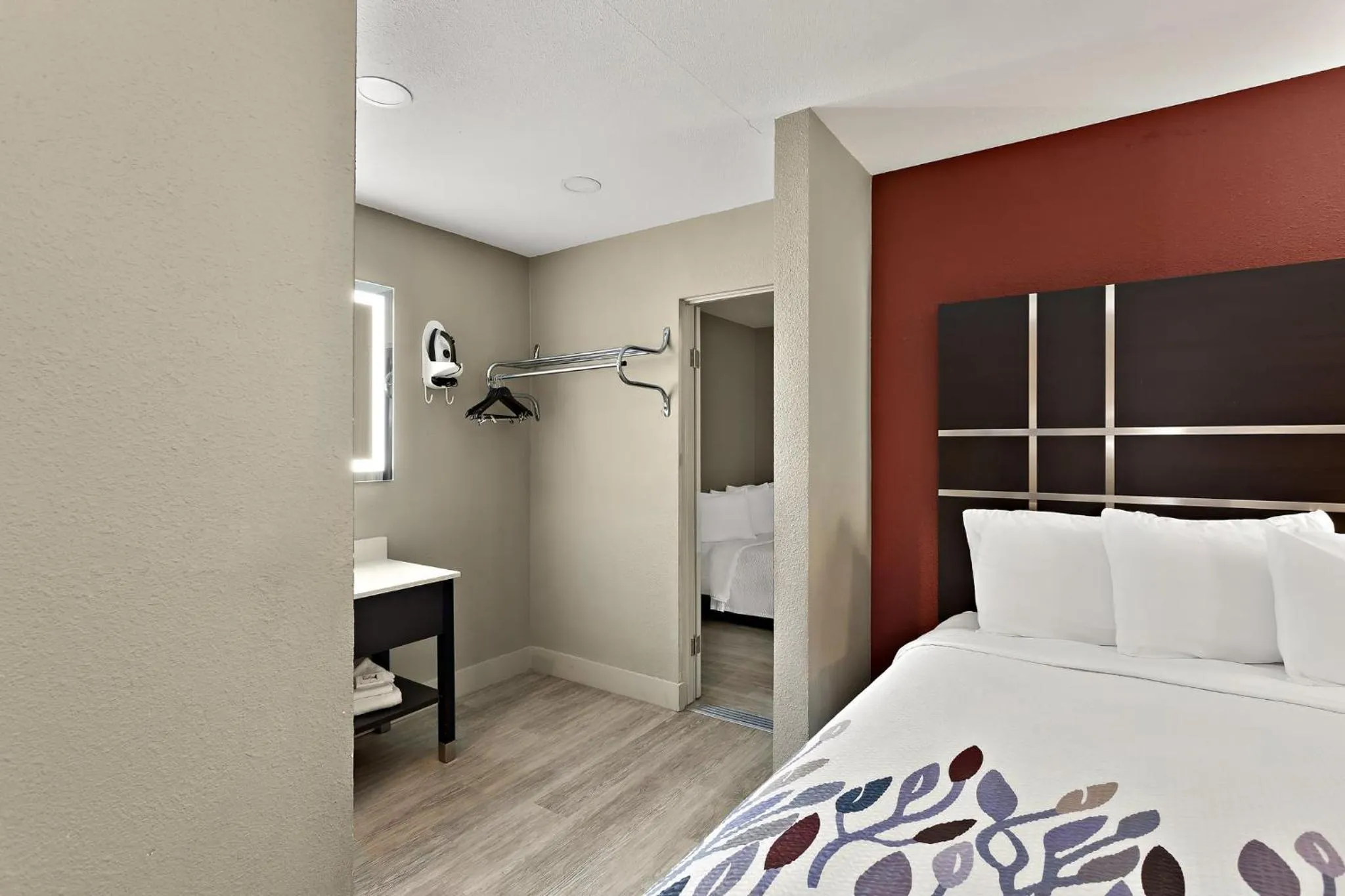 Photo of the whole room, Bed in Red Roof Inn Redding