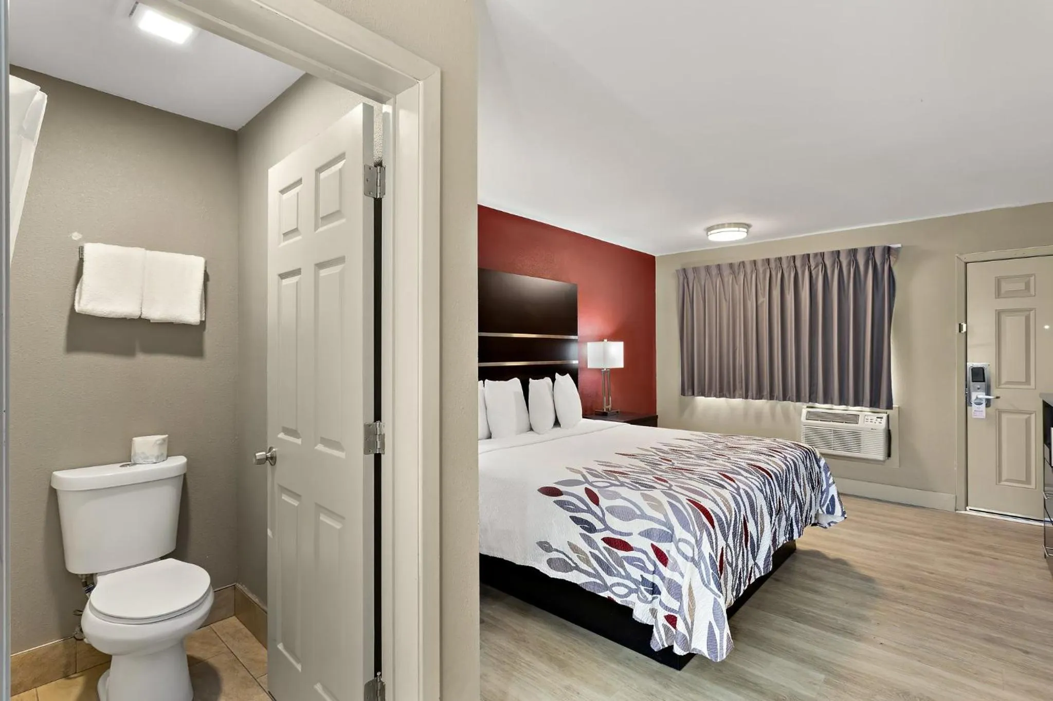 Bedroom, Bed in Red Roof Inn Redding