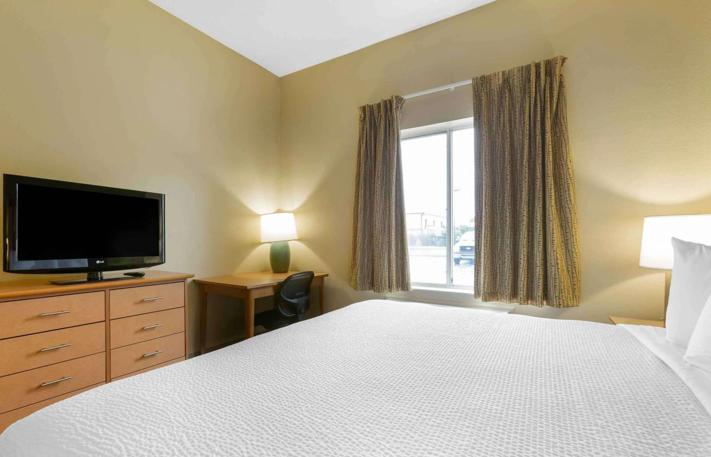 Bedroom, Bed in Extended Stay America Suites - Findlay - Tiffin Avenue