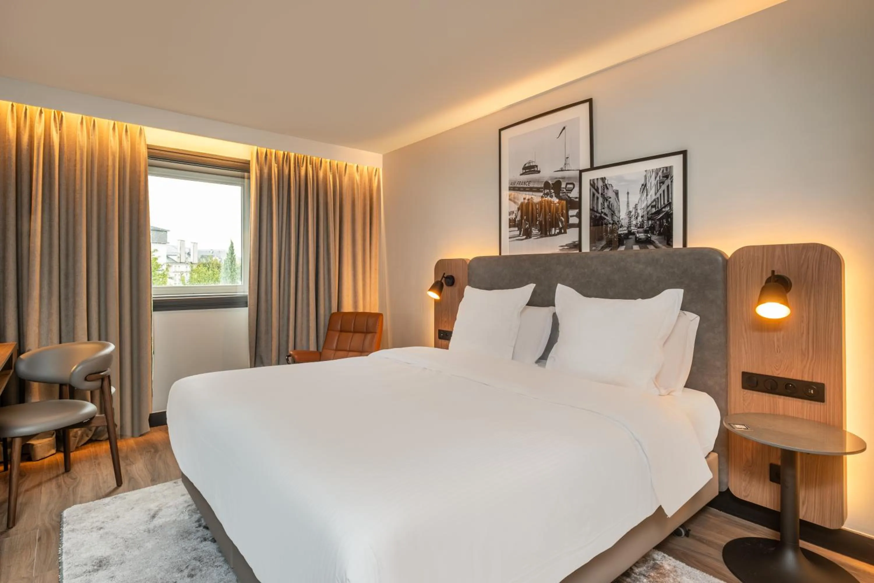 Shower, Bed in Golden Tulip CDG Airport Roissy