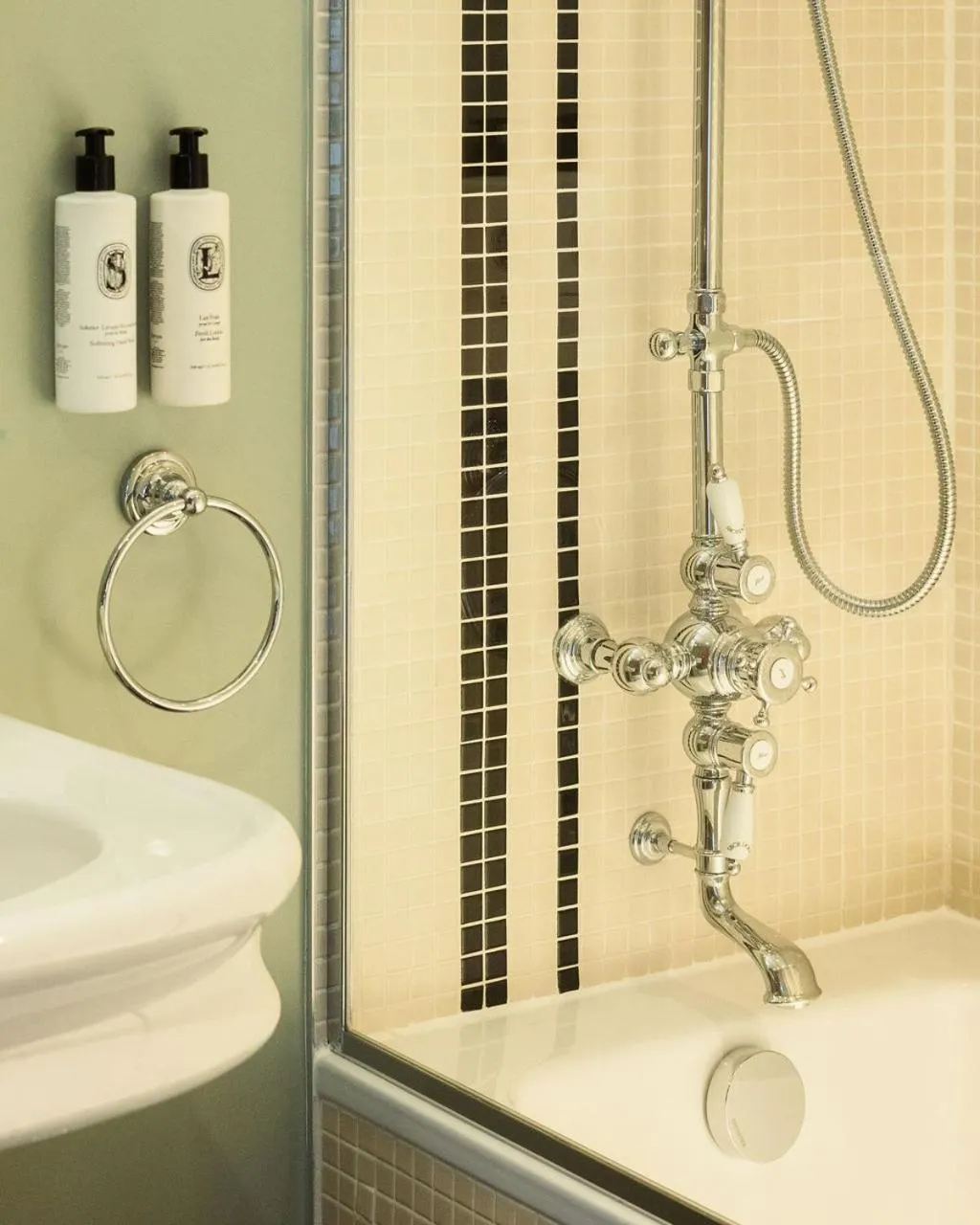 Bathroom in Hôtel Des Grands Voyageurs