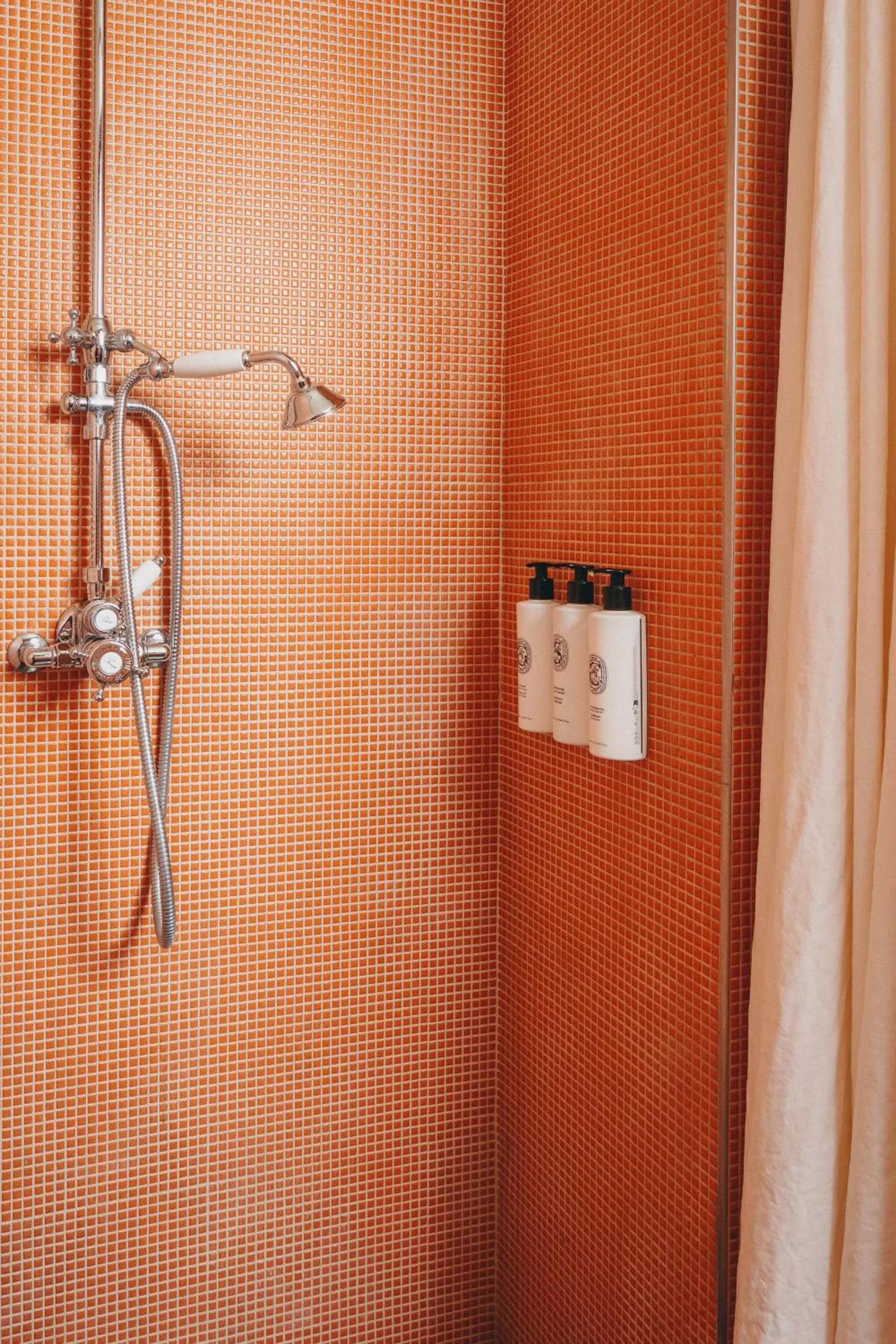 Shower in Hôtel Des Grands Voyageurs