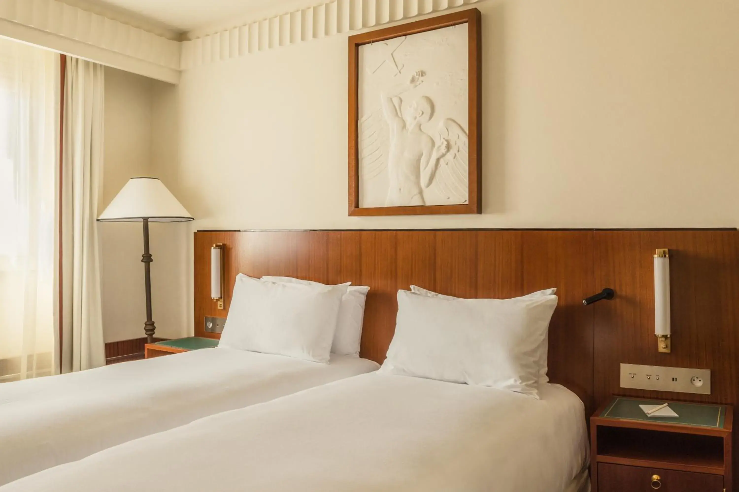 Interconnecting King Room in Hôtel Des Grands Voyageurs Interconnecting King Room in Hôtel Des Grands Voyageurs