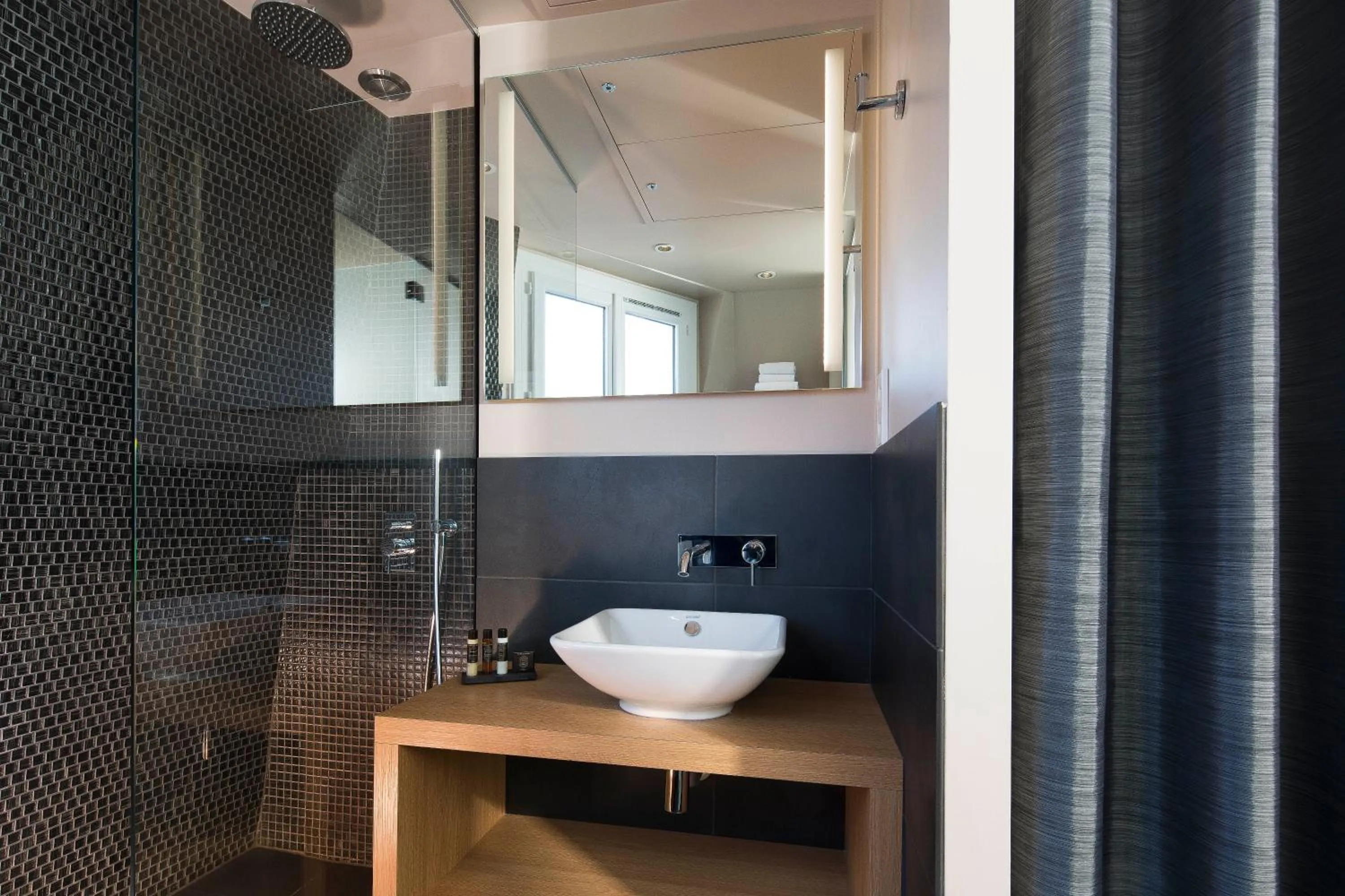 Bathroom in Best Western Quartier Latin Pantheon