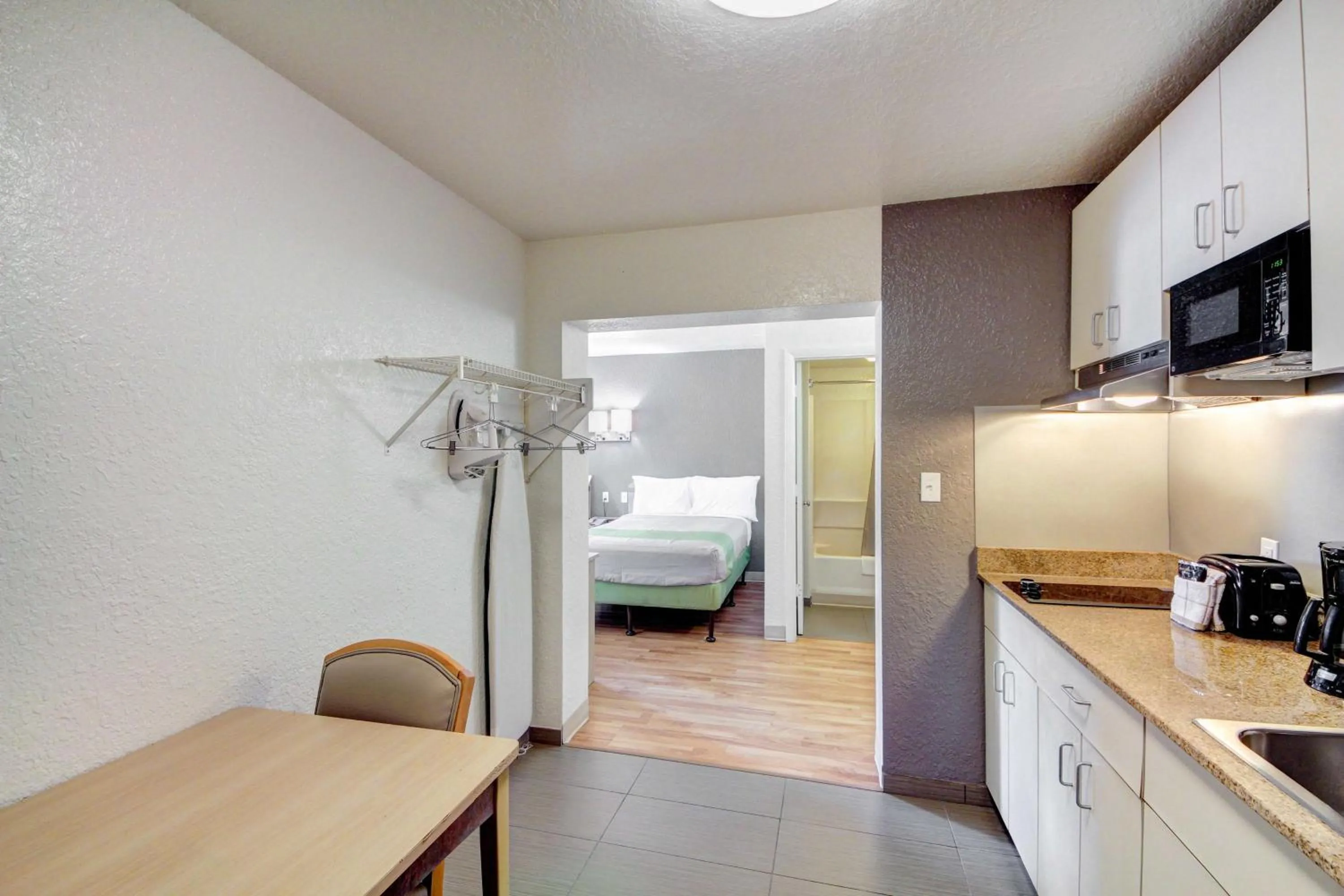 Photo of the whole room, Bed in Studio 6 Midwest City, Ok - Oklahoma City