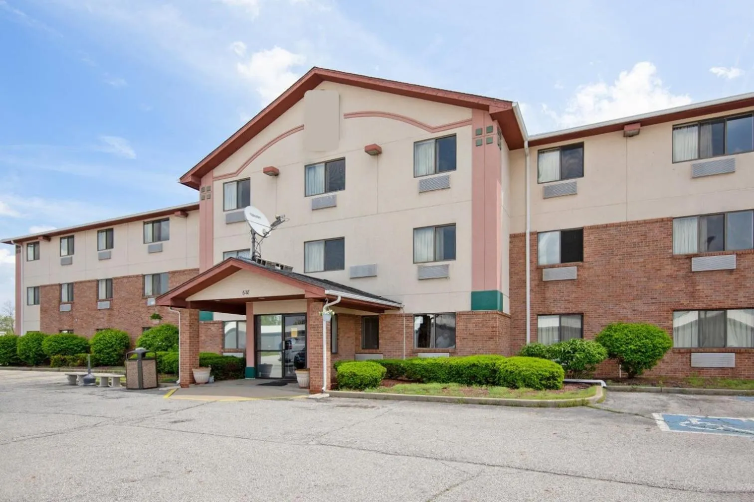 Facade/entrance in OYO Hotel Portage I-94