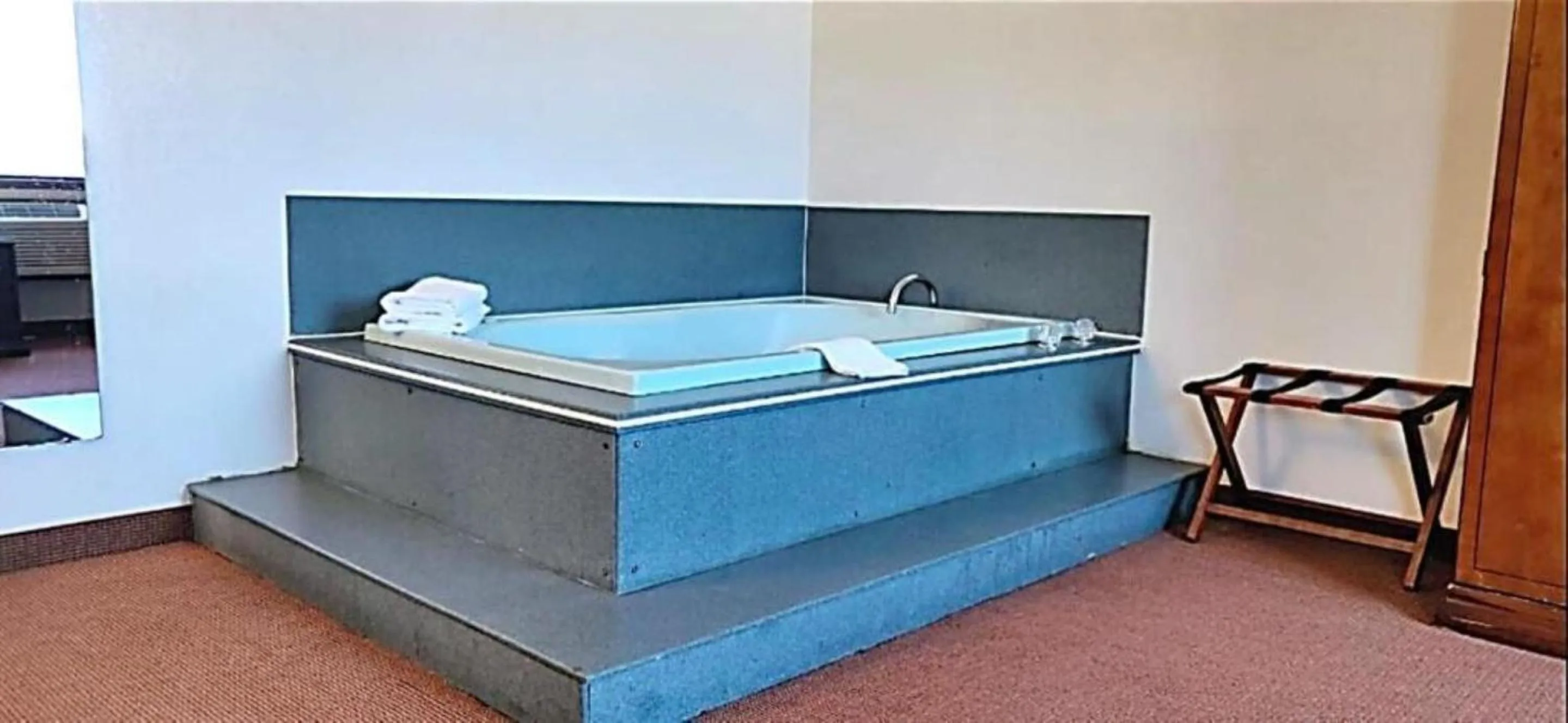 Hot Tub, Bed in OYO Hotel Portage I-94