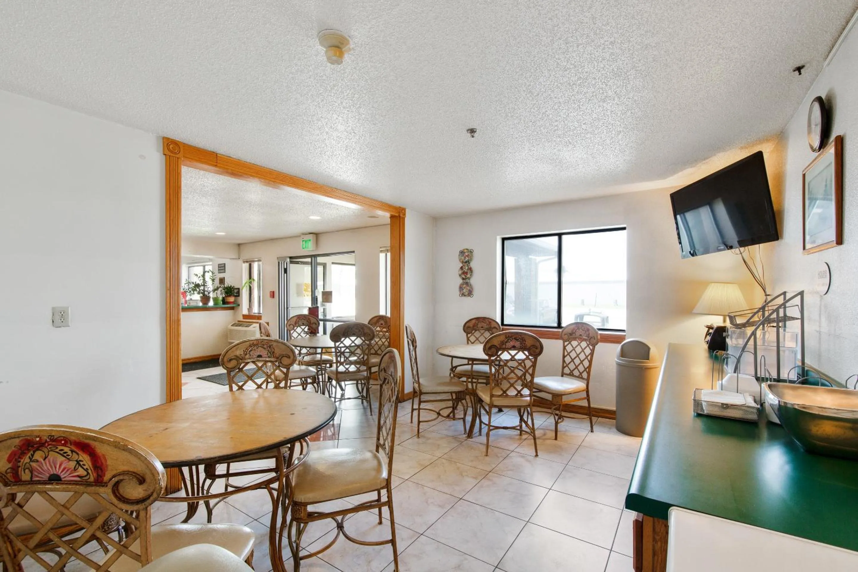 Restaurant/places to eat in OYO Hotel Portage I-94