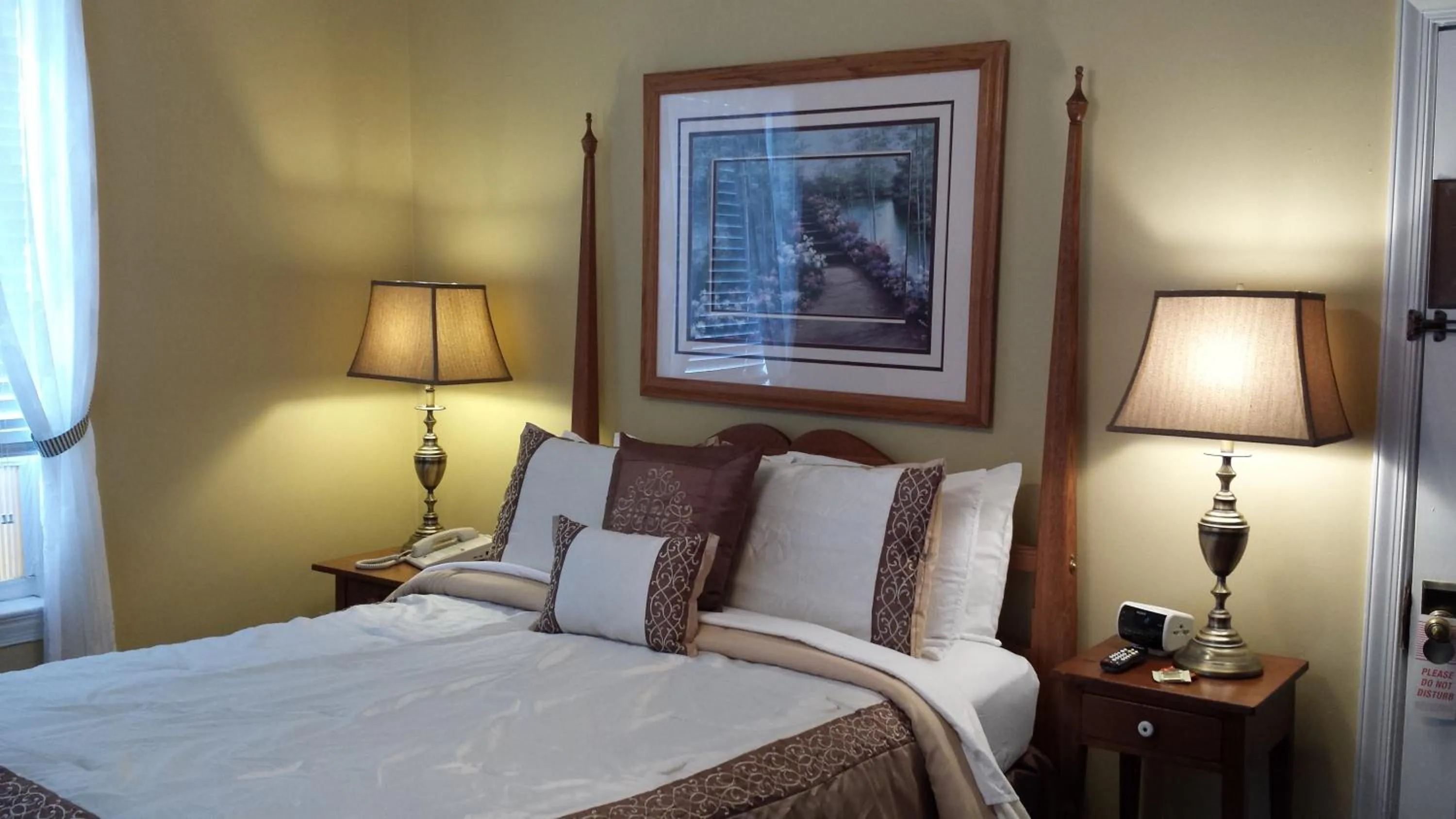 Bed in The Country Inn of Berkeley Springs