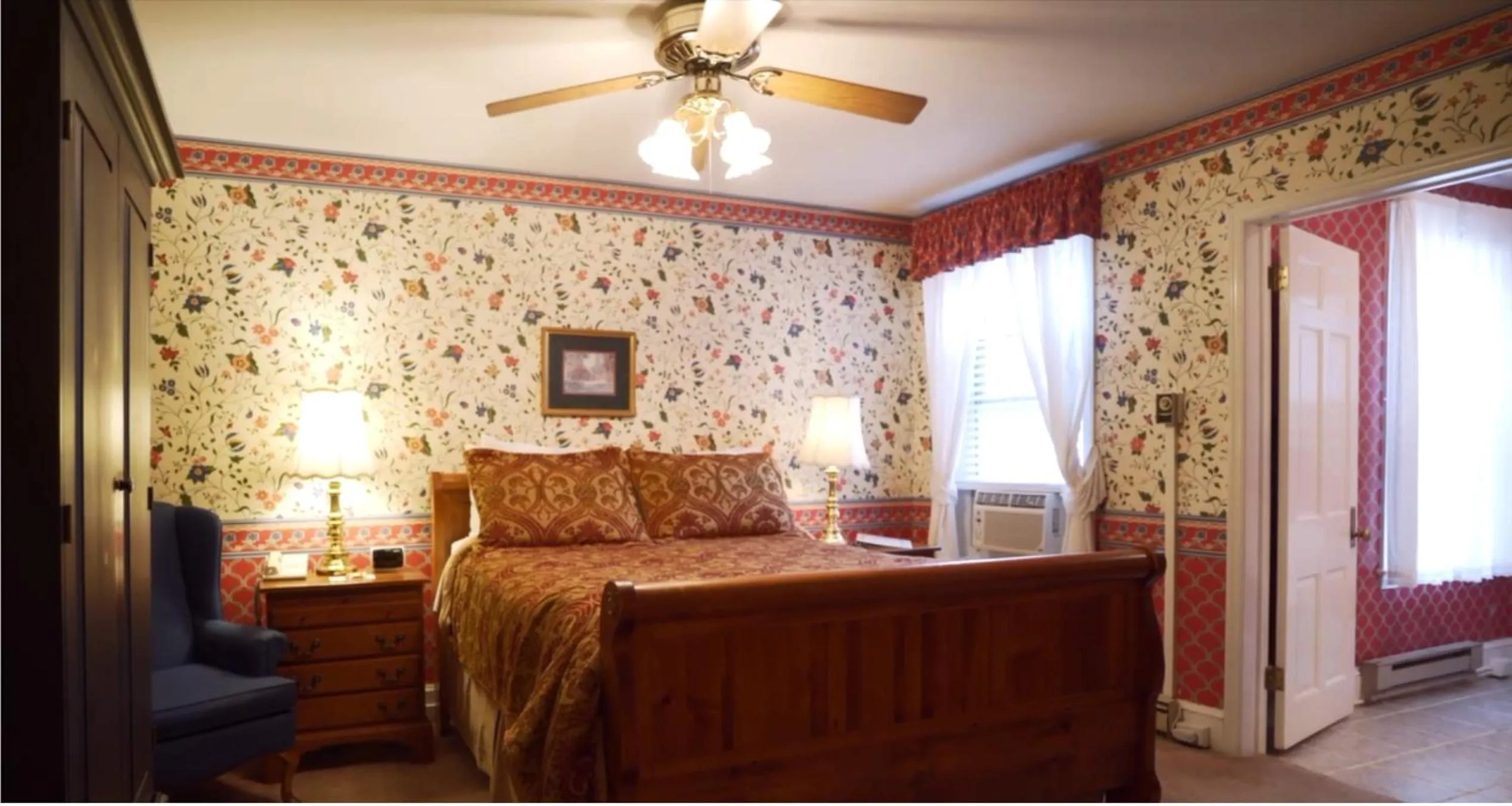 Bed in The Country Inn of Berkeley Springs