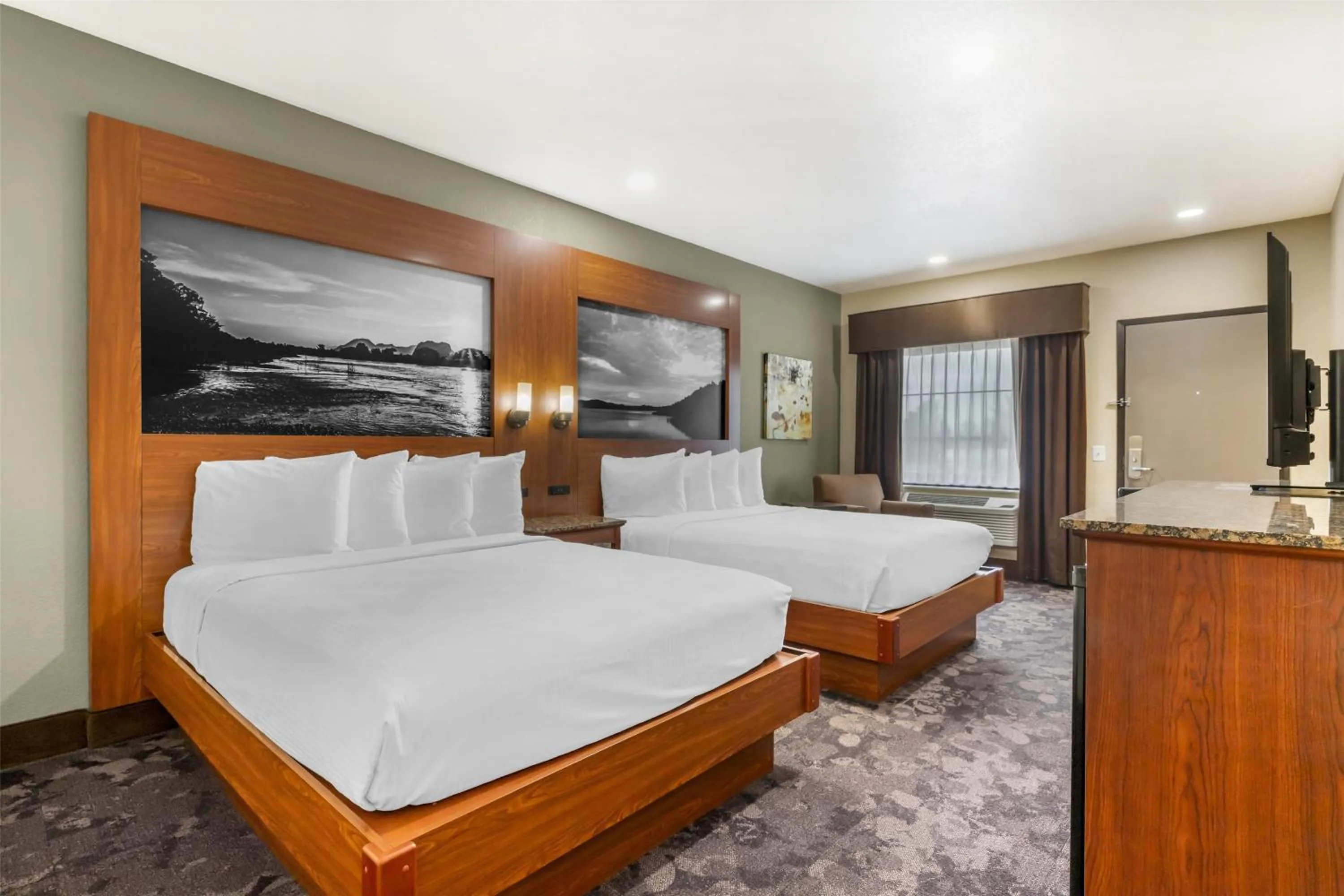 Photo of the whole room, Bed in Best Western Plus Oklahoma City Yukon