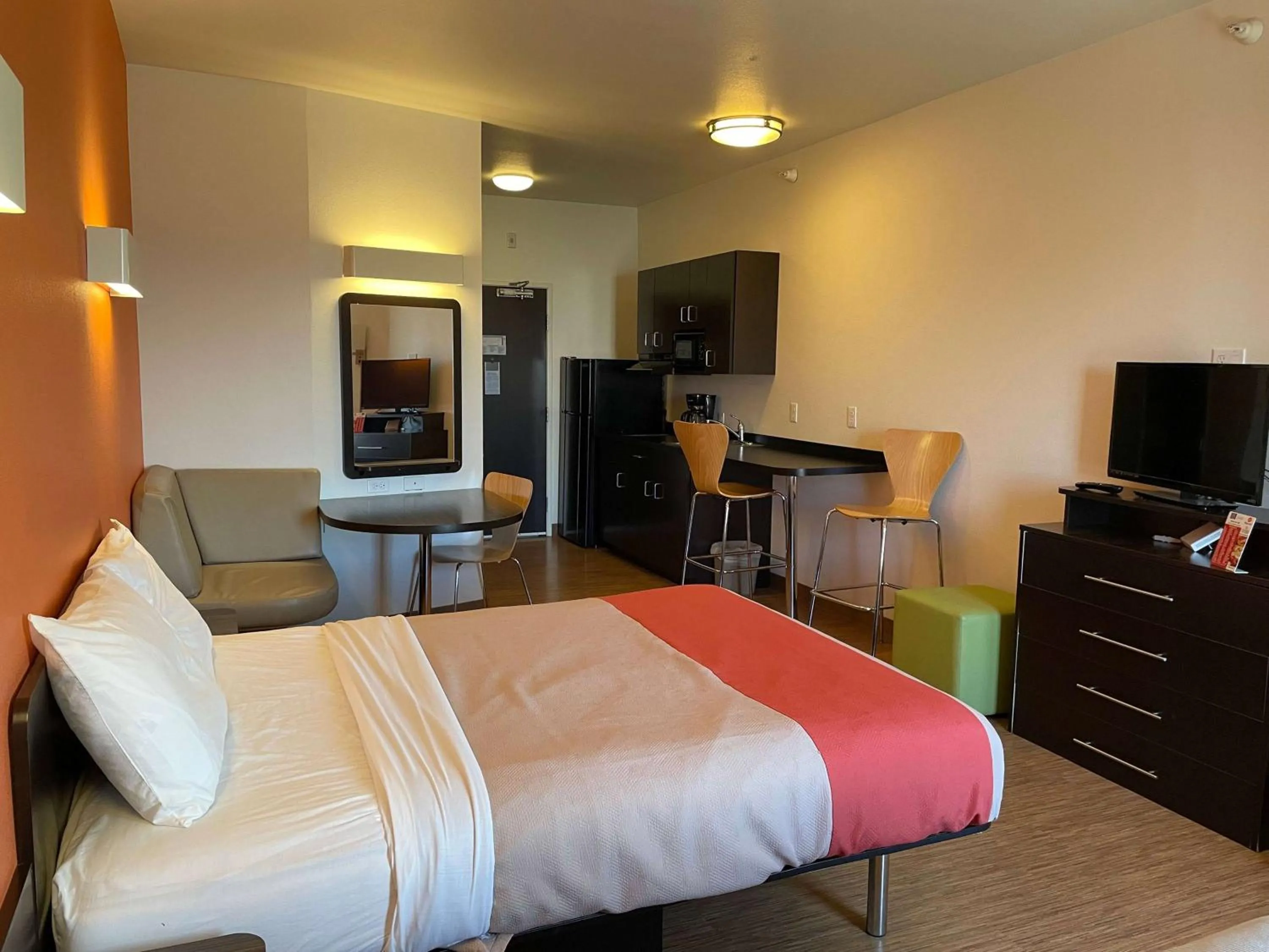 Photo of the whole room, Bed in Baymont by Wyndham Williston