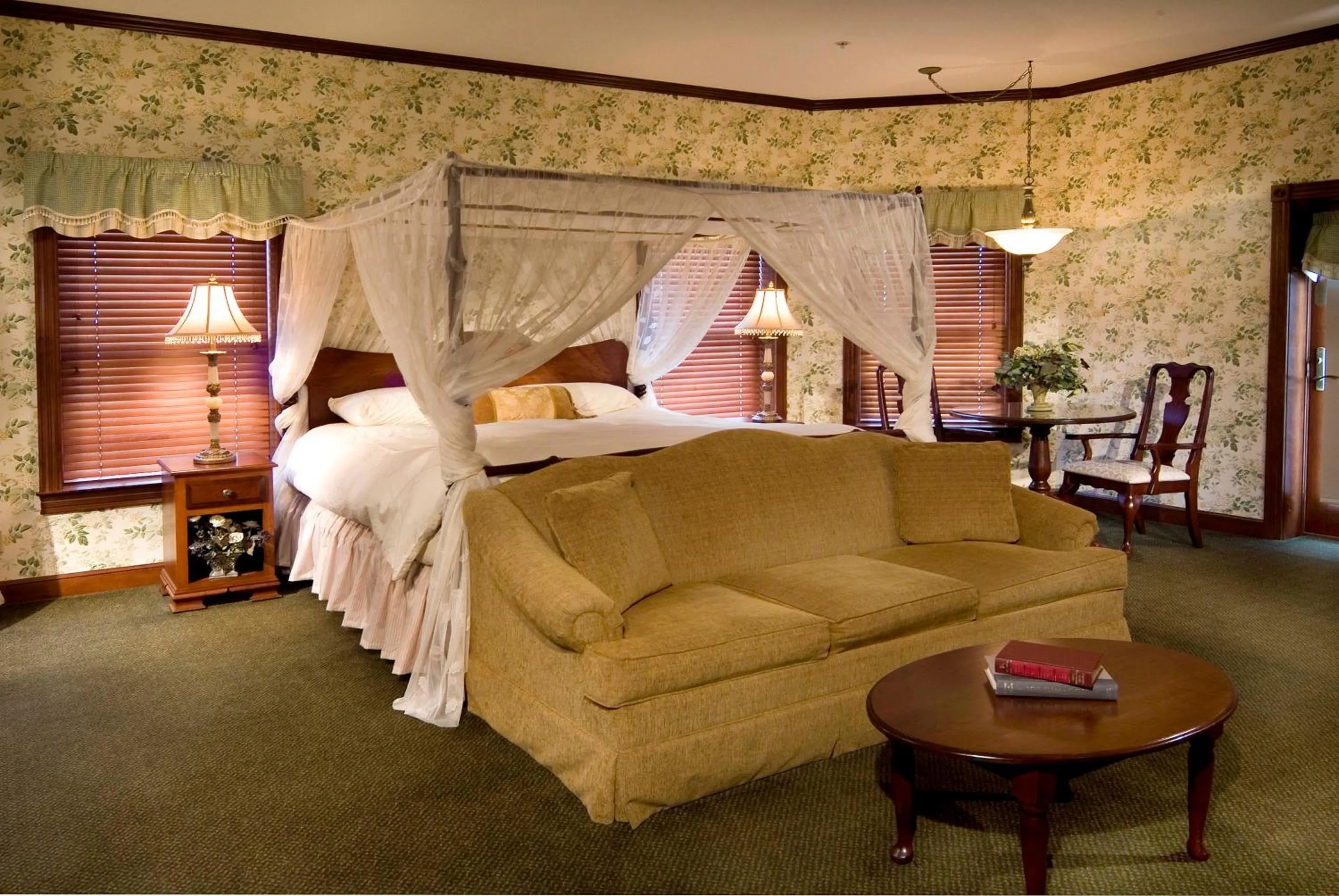Photo of the whole room, Bed in Carlisle Inn