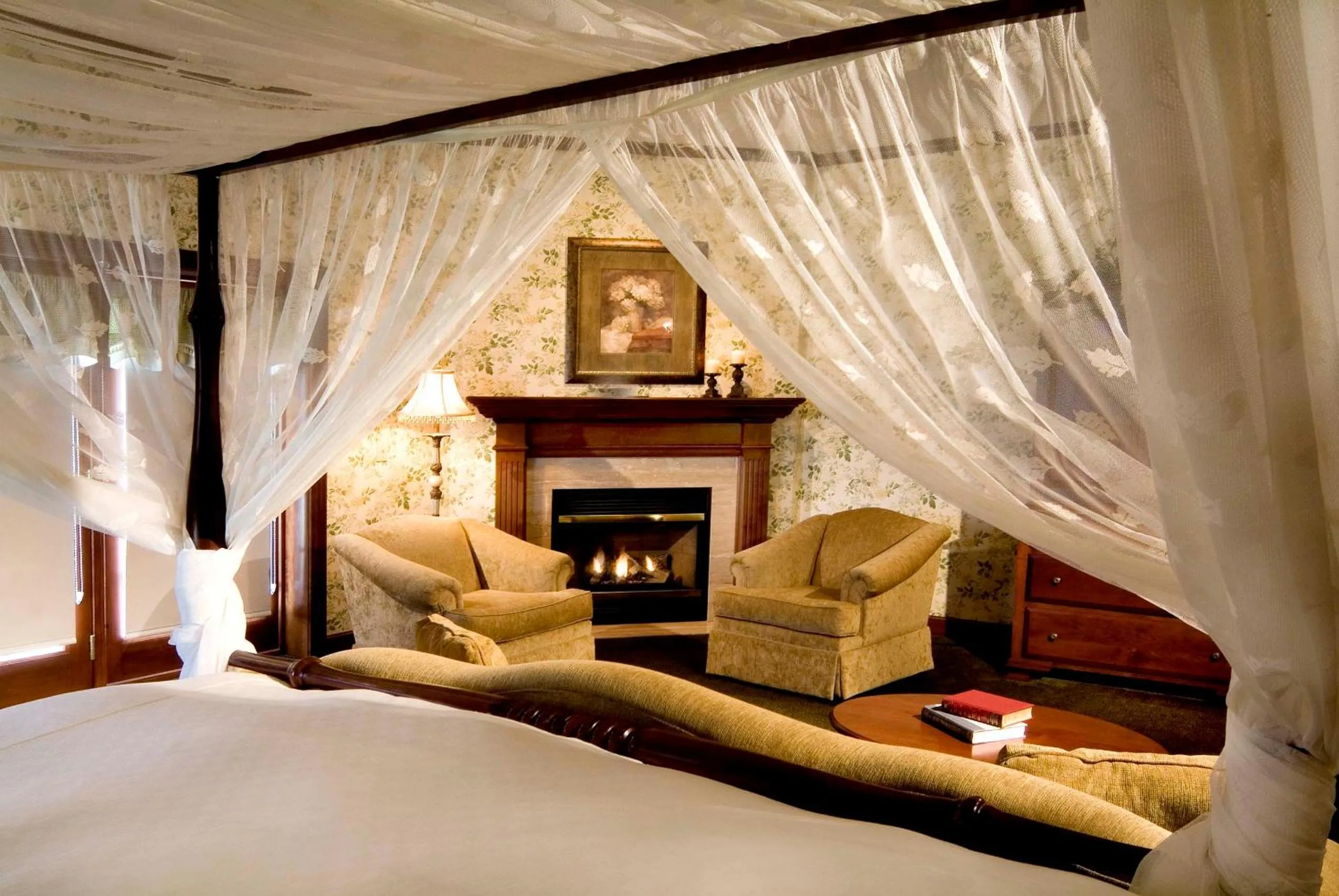 Photo of the whole room, Bed in Carlisle Inn