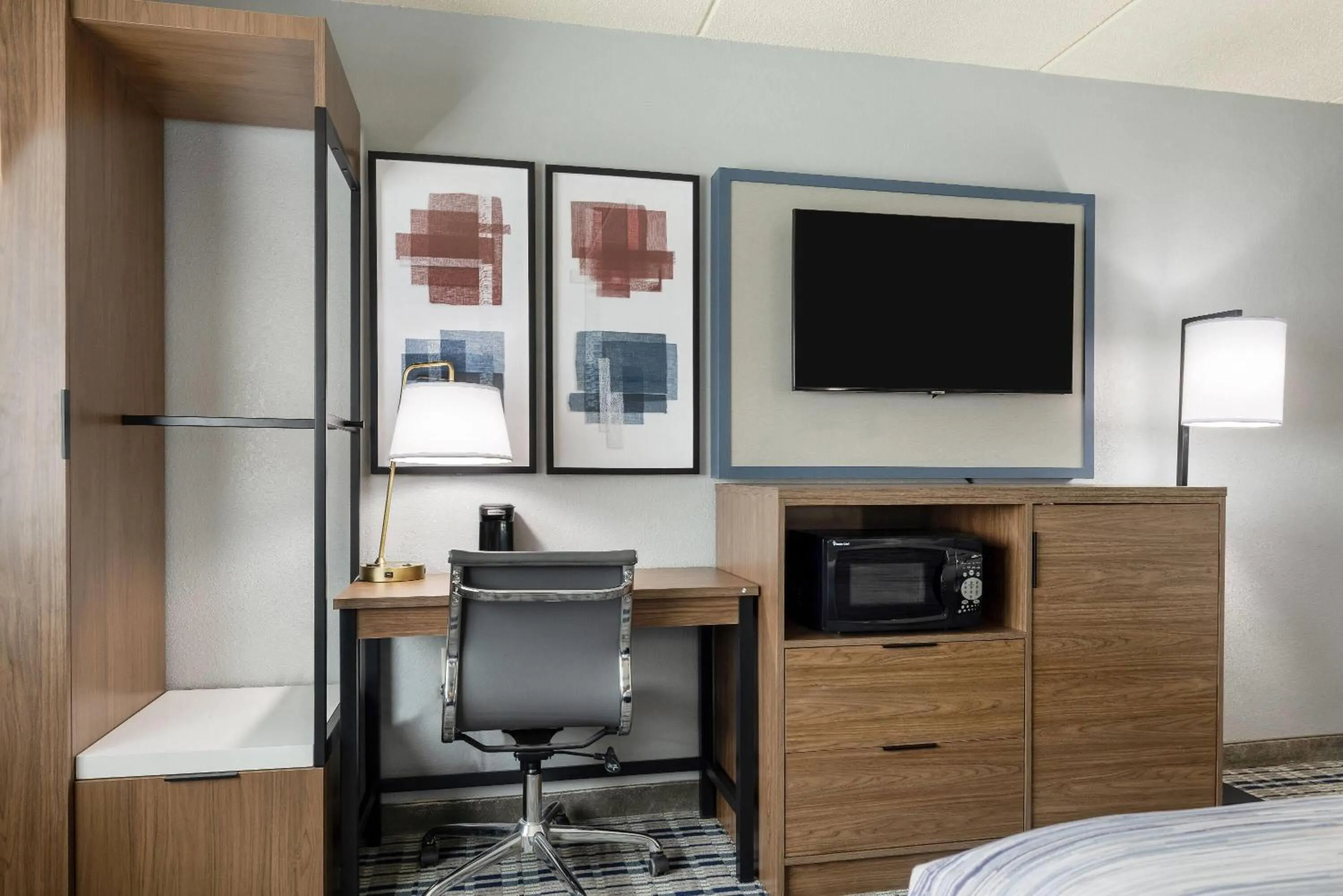 Bed in AmericInn by Wyndham Chamberlain Conference Center