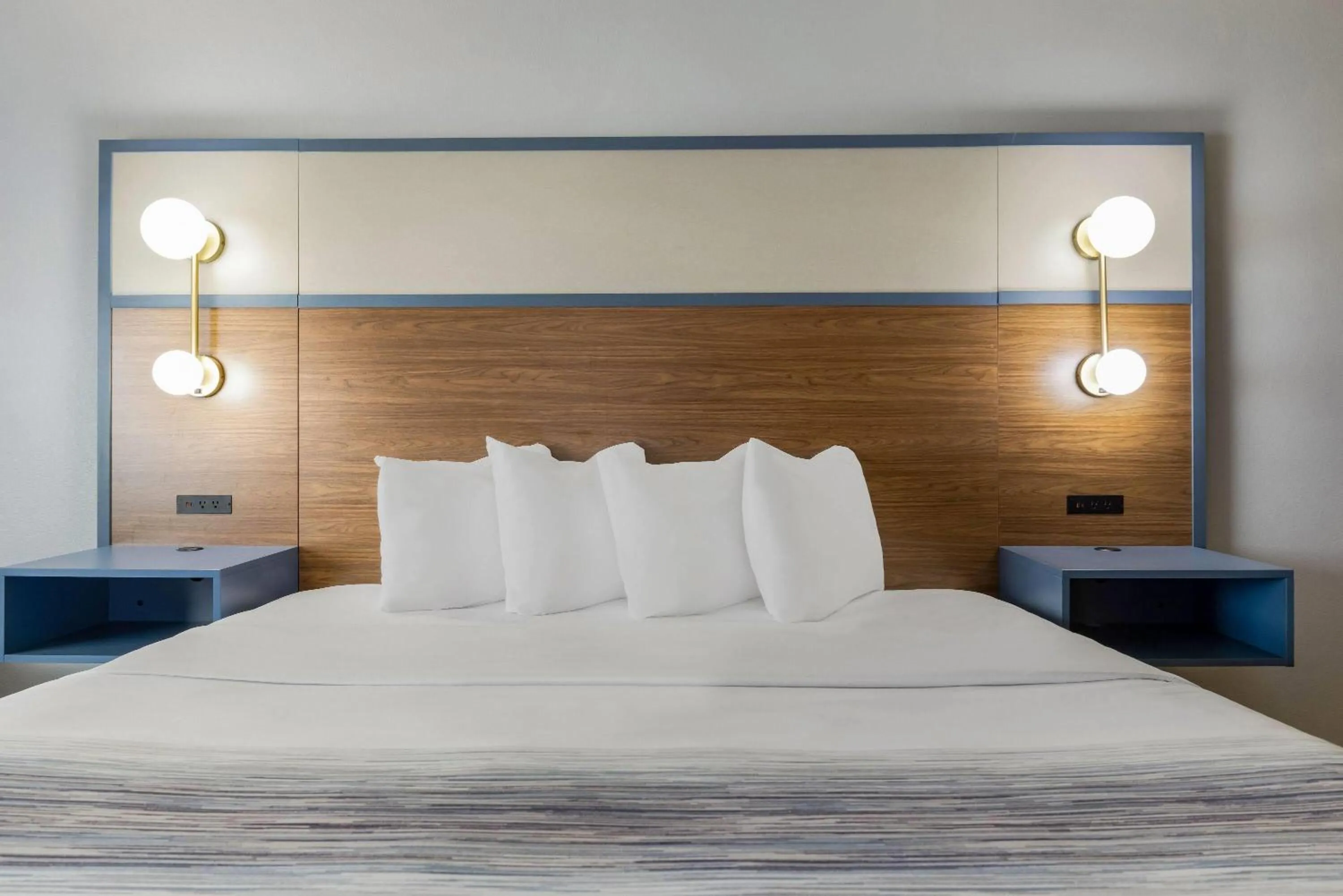 Bed in AmericInn by Wyndham Chamberlain Conference Center