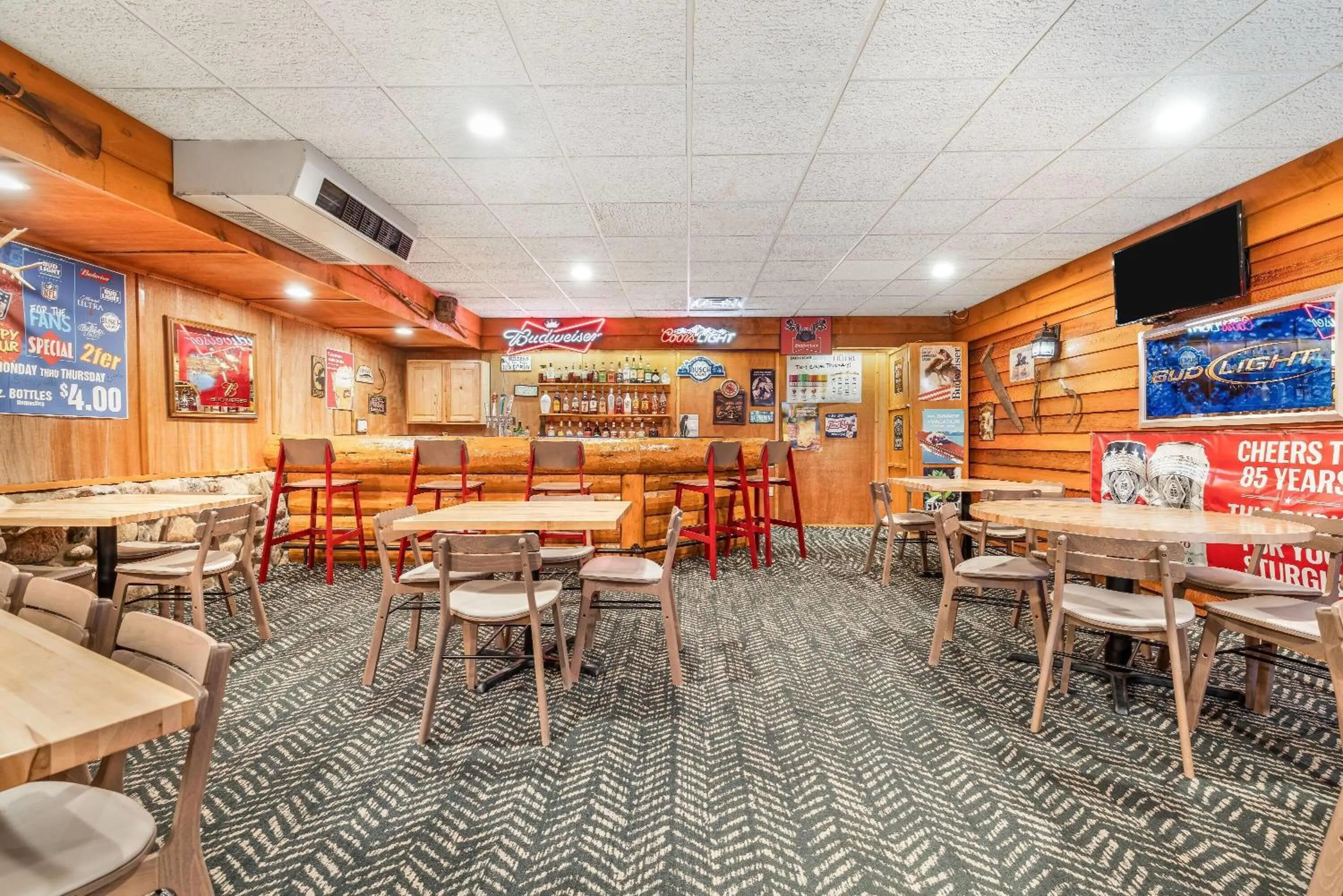 Lounge or bar in AmericInn by Wyndham Chamberlain Conference Center