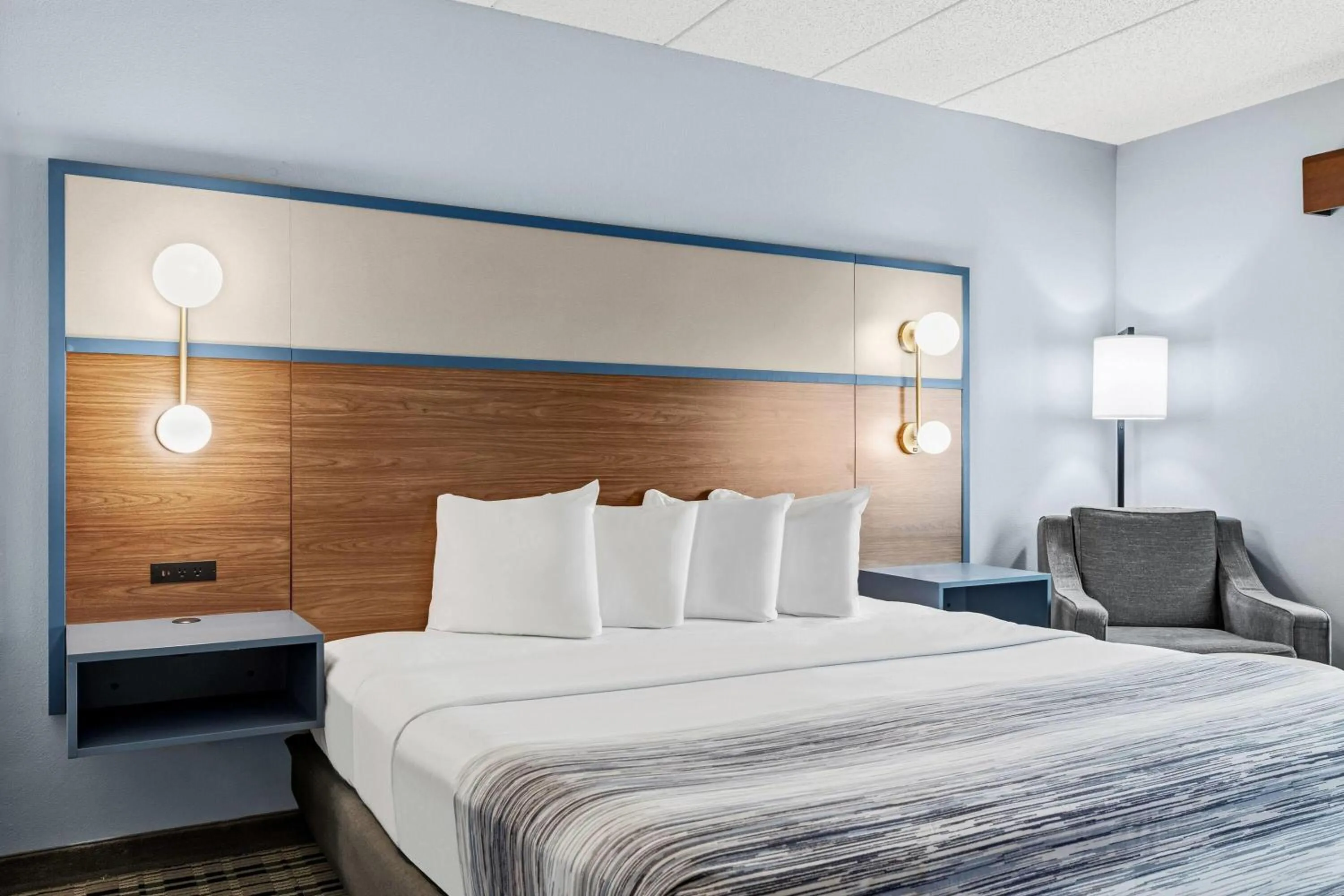 Bed in AmericInn by Wyndham Chamberlain Conference Center