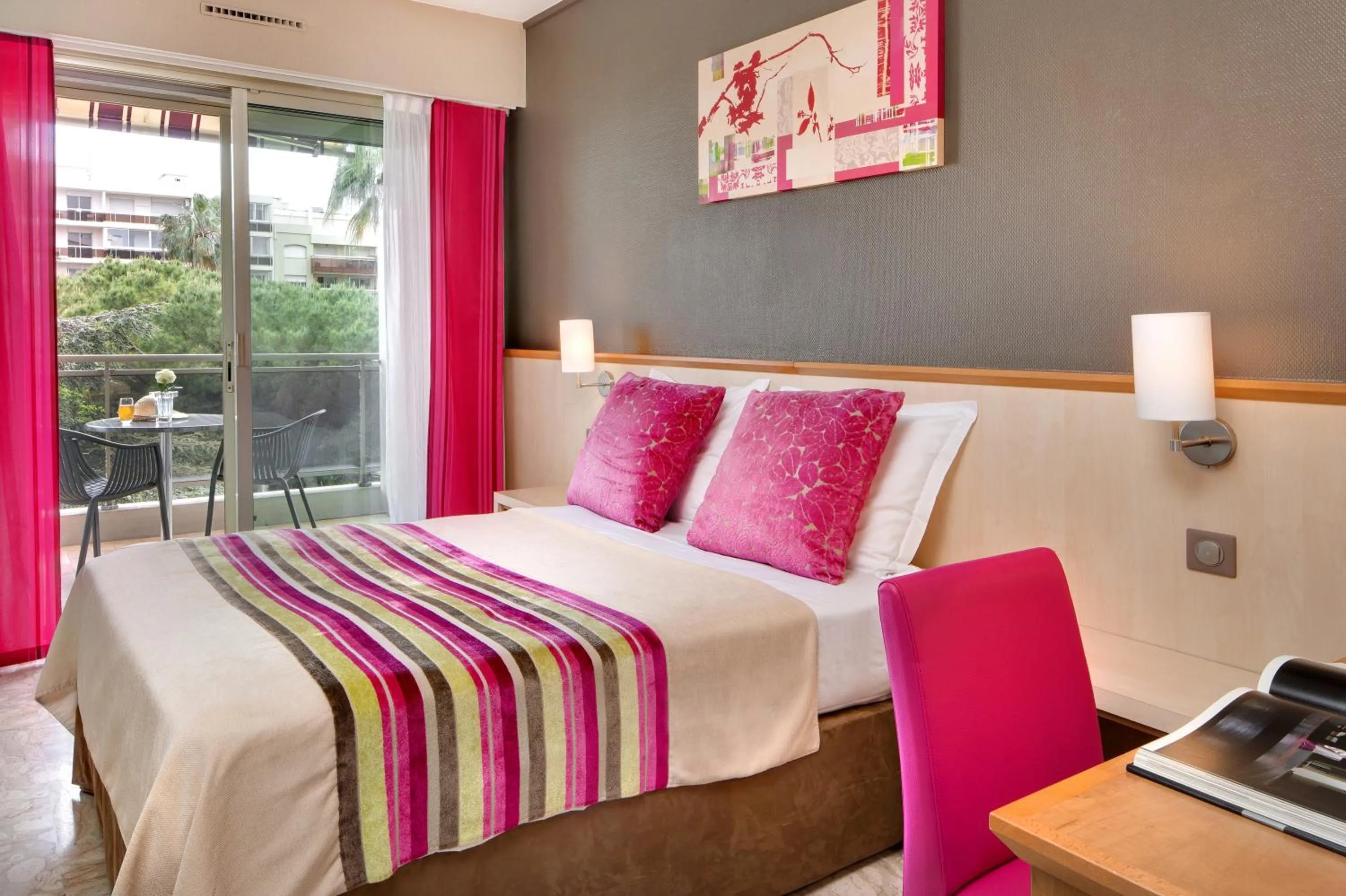 Bed in The Originals Boutique, Hôtel Les Strélitzias