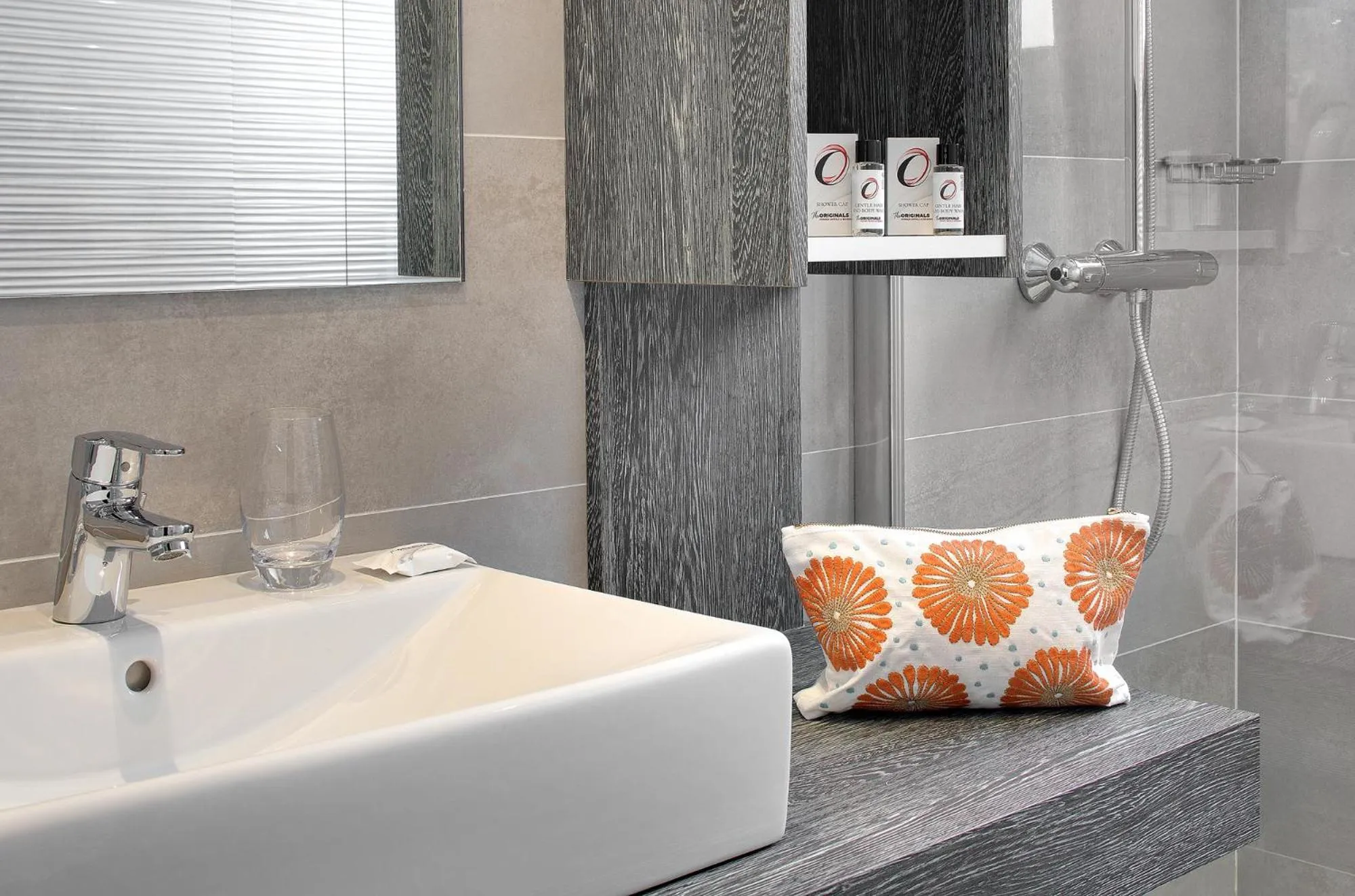 Shower in The Originals Boutique, Hôtel Les Strélitzias