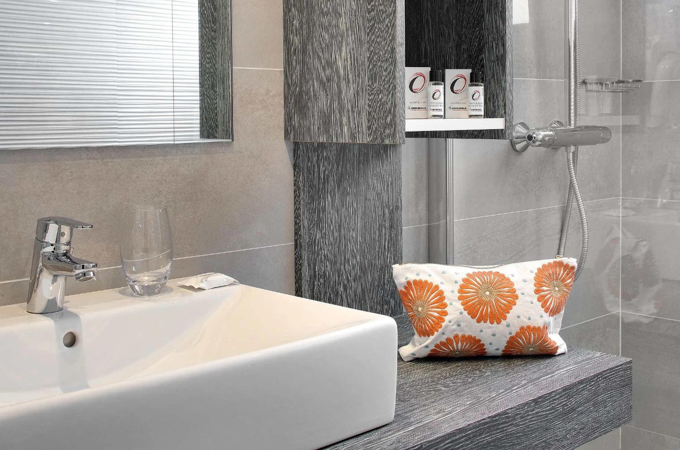 Bathroom in The Originals Boutique, Hôtel Les Strélitzias