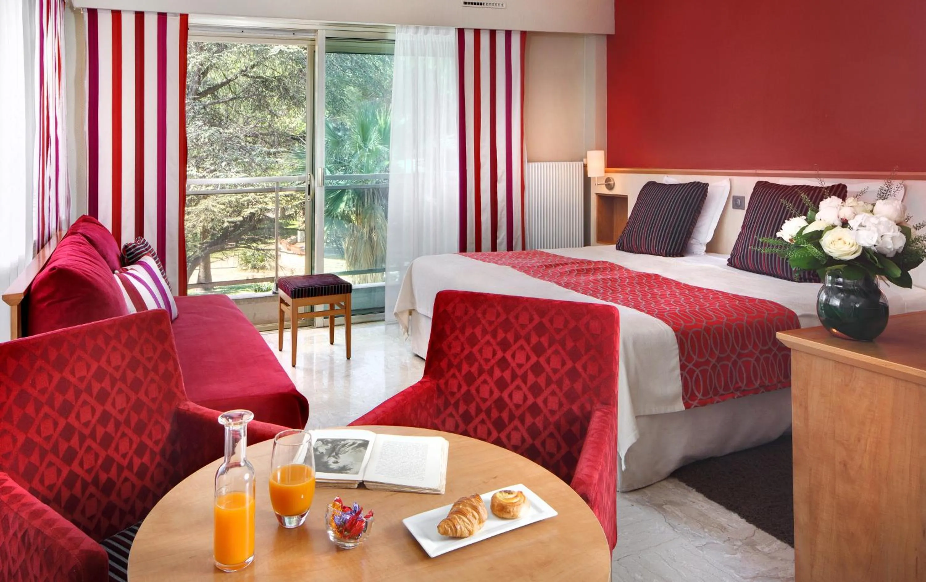 Bed in The Originals Boutique, Hôtel Les Strélitzias