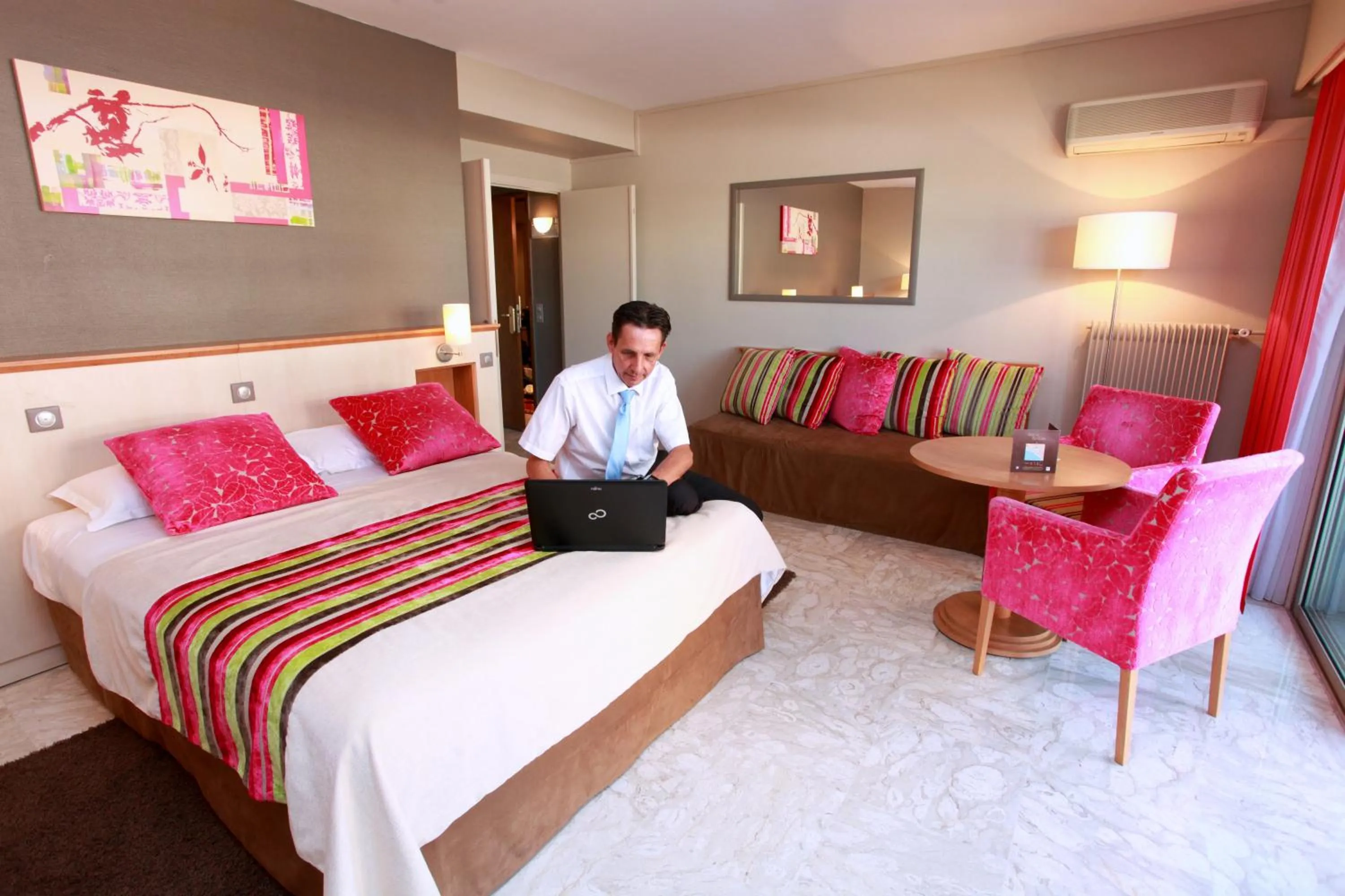 Photo of the whole room, Bed in The Originals Boutique, Hôtel Les Strélitzias